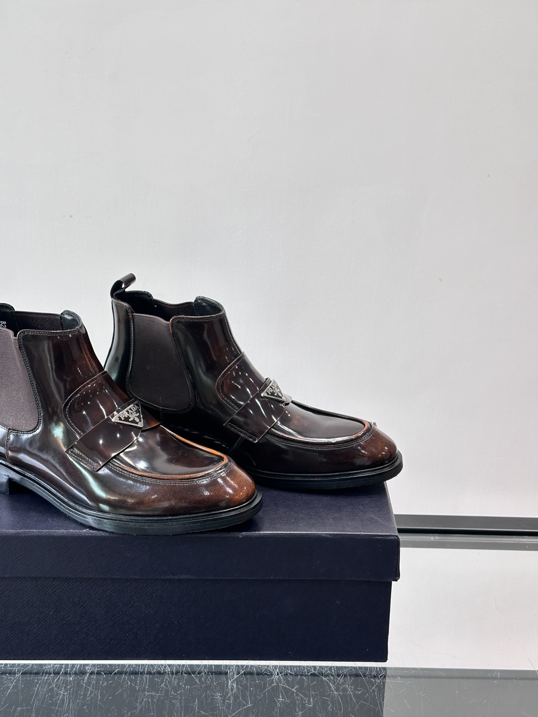 Prada男士切尔西靴，选用高品质真皮，漆皮质感超有光泽感 。方头设计+侧边松紧带，穿脱方便又贴合脚型。