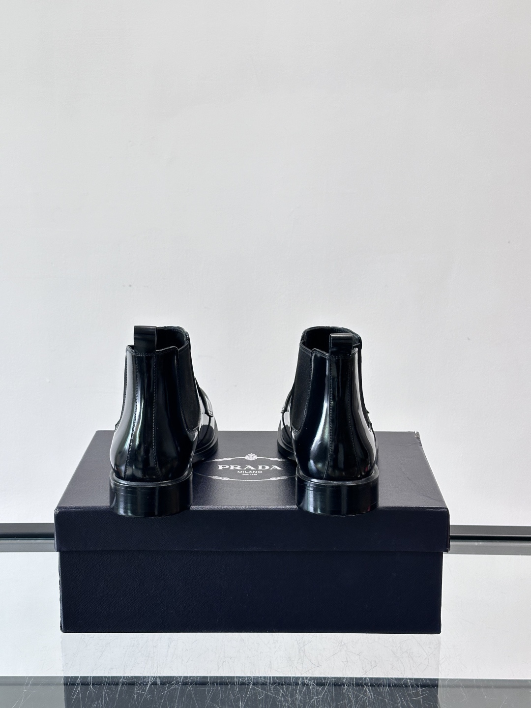 Prada男士切尔西靴，选用高品质真皮，漆皮质感超有光泽感 。方头设计+侧边松紧带，穿脱方便又贴合脚型。