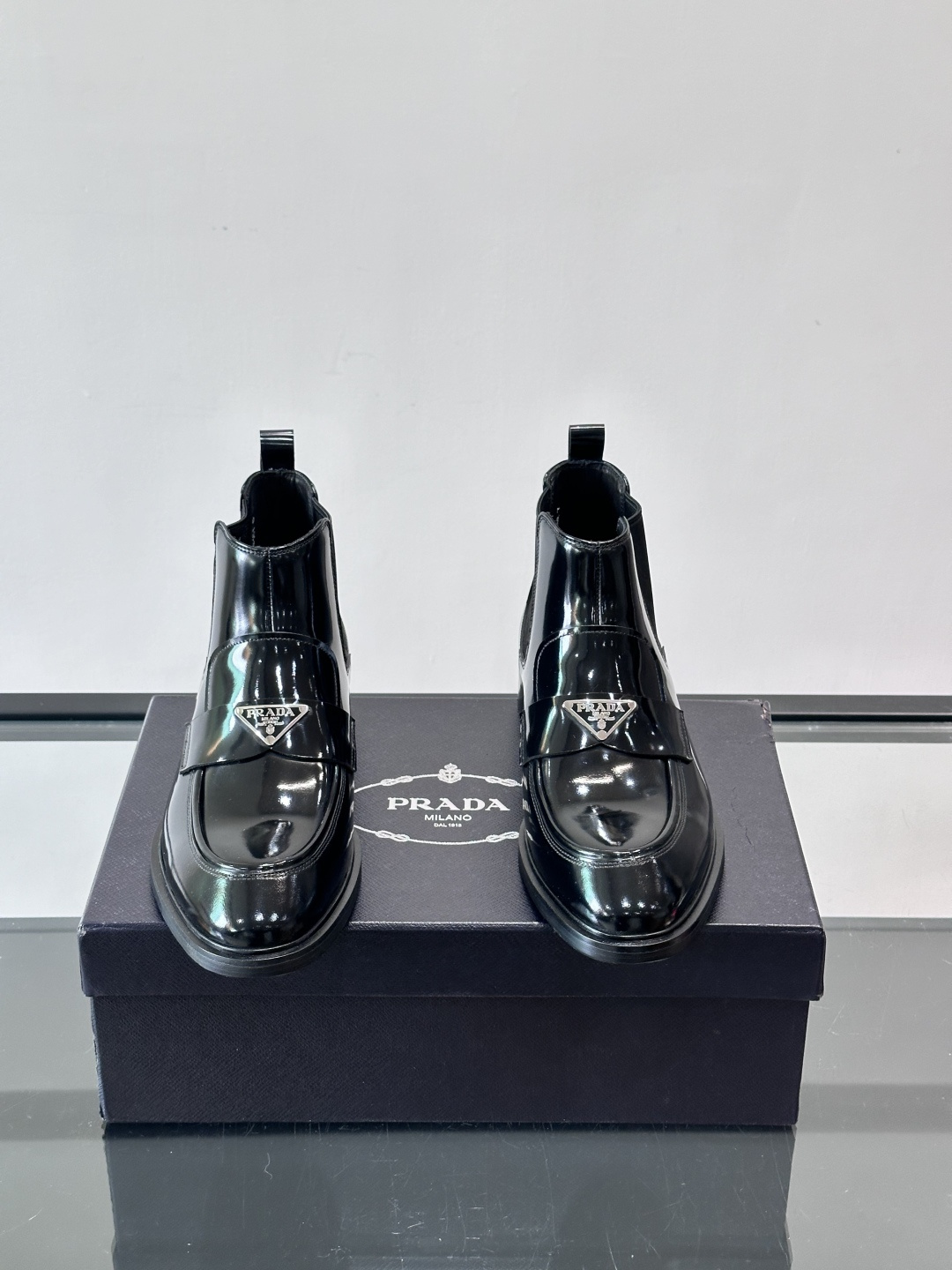 Prada男士切尔西靴，选用高品质真皮，漆皮质感超有光泽感 。方头设计+侧边松紧带，穿脱方便又贴合脚型。