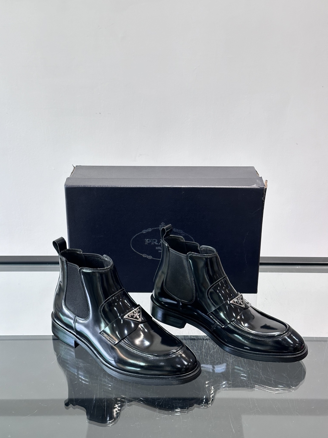 Prada男士切尔西靴，选用高品质真皮，漆皮质感超有光泽感 。方头设计+侧边松紧带，穿脱方便又贴合脚型。