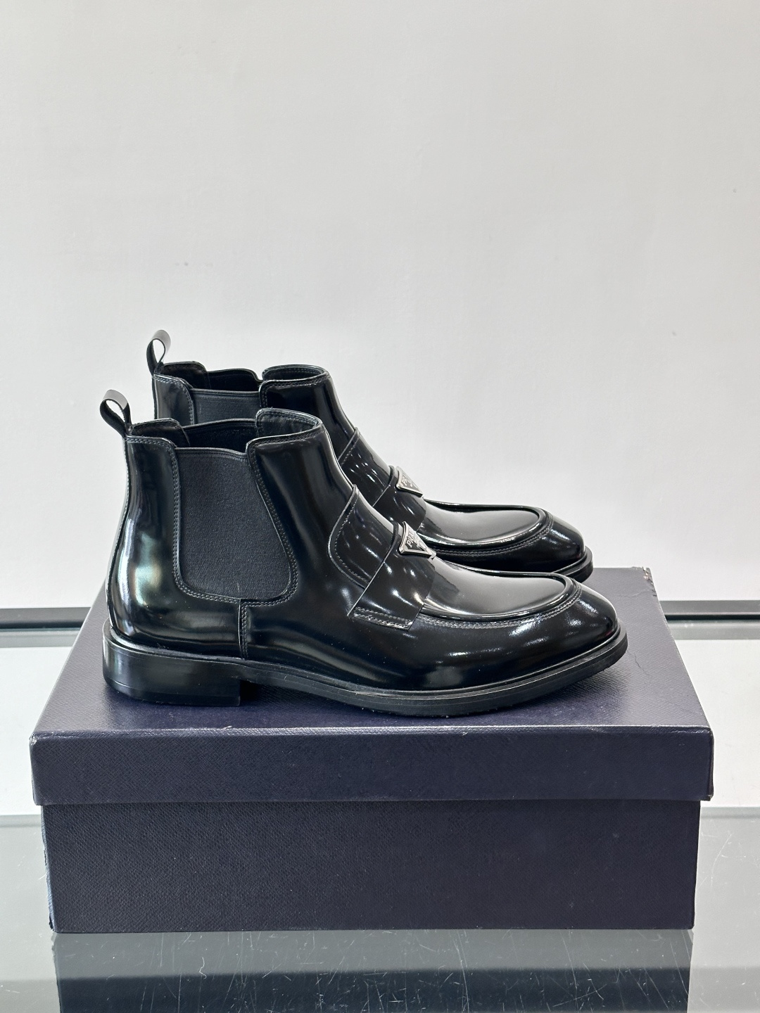 Prada男士切尔西靴，选用高品质真皮，漆皮质感超有光泽感 。方头设计+侧边松紧带，穿脱方便又贴合脚型。