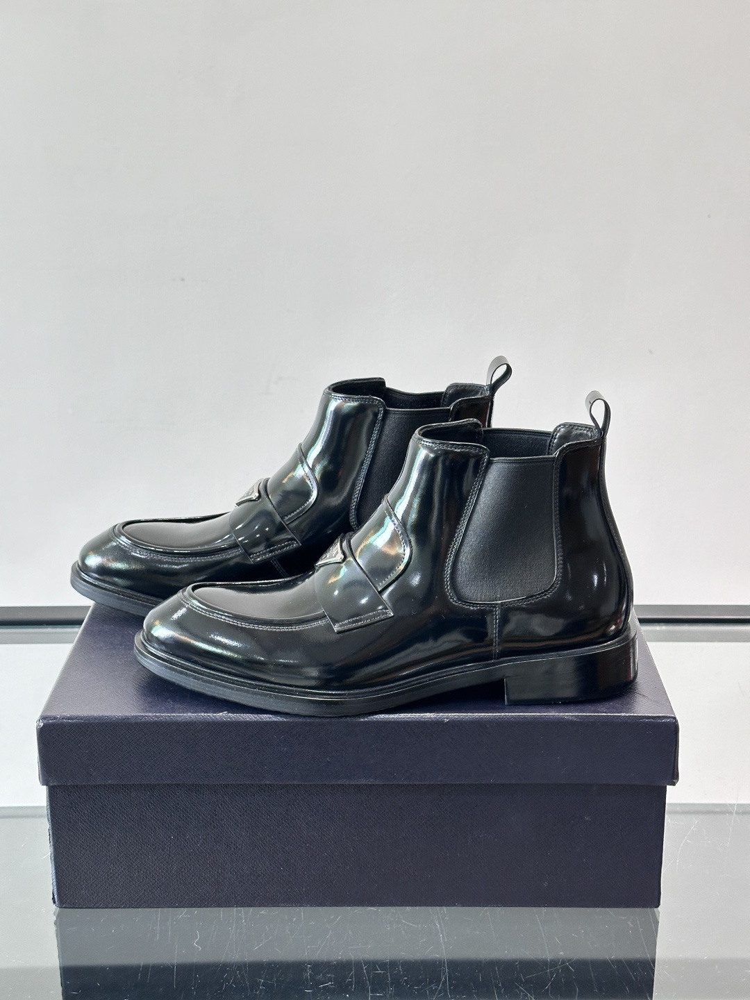 Prada男士切尔西靴，选用高品质真皮，漆皮质感超有光泽感 。方头设计+侧边松紧带，穿脱方便又贴合脚型。