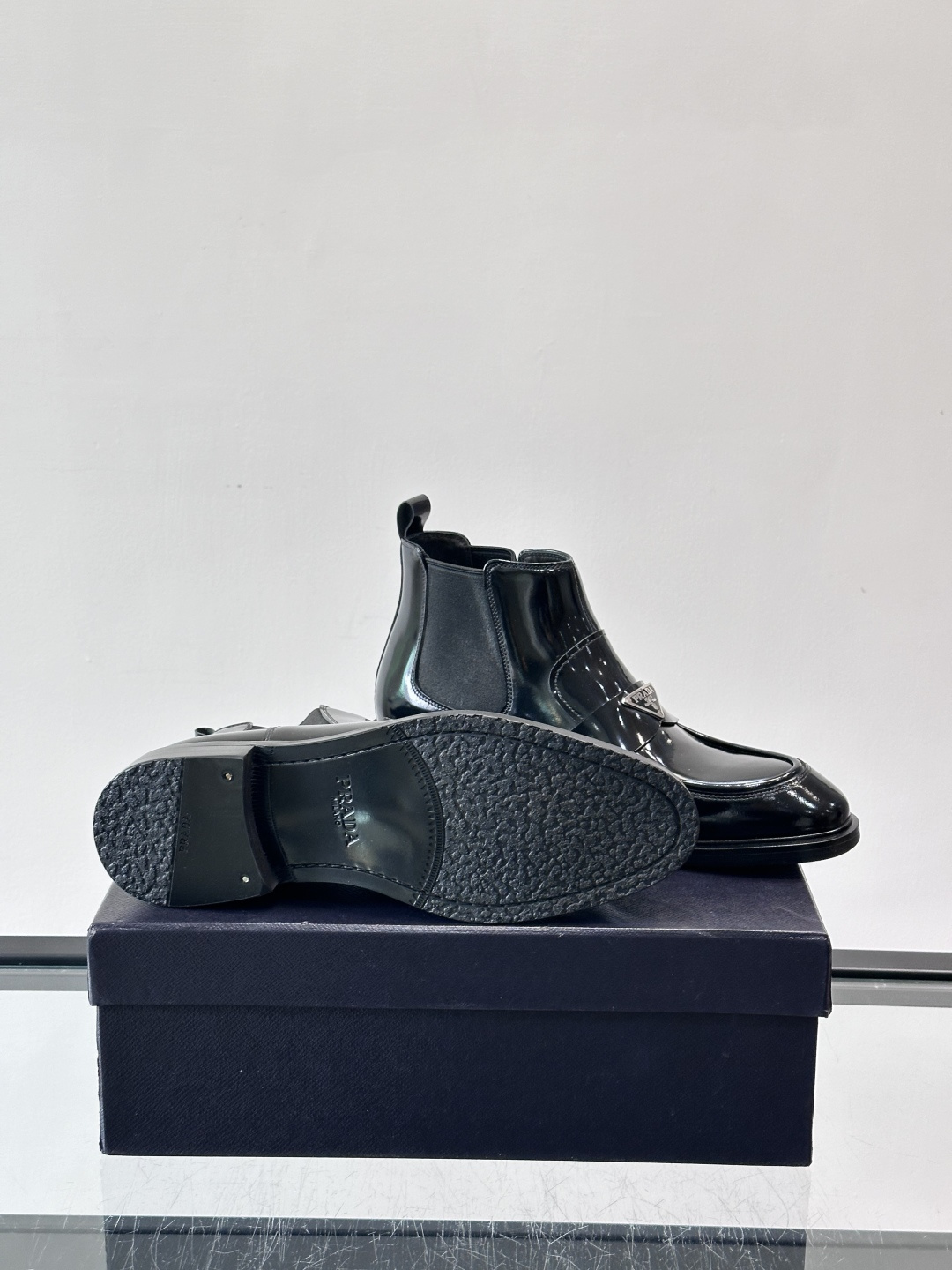 Prada男士切尔西靴，选用高品质真皮，漆皮质感超有光泽感 。方头设计+侧边松紧带，穿脱方便又贴合脚型。