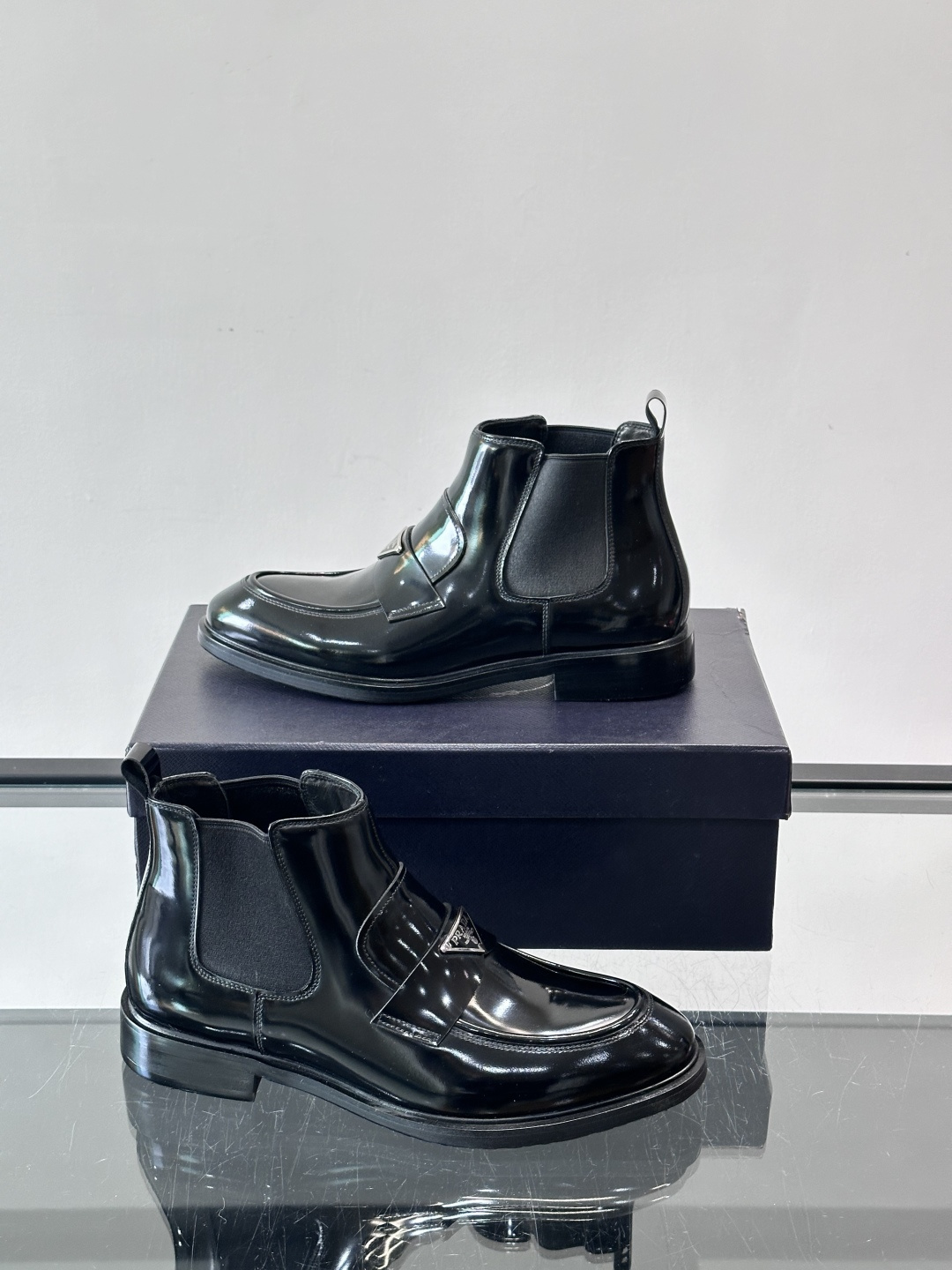 Prada男士切尔西靴，选用高品质真皮，漆皮质感超有光泽感 。方头设计+侧边松紧带，穿脱方便又贴合脚型。