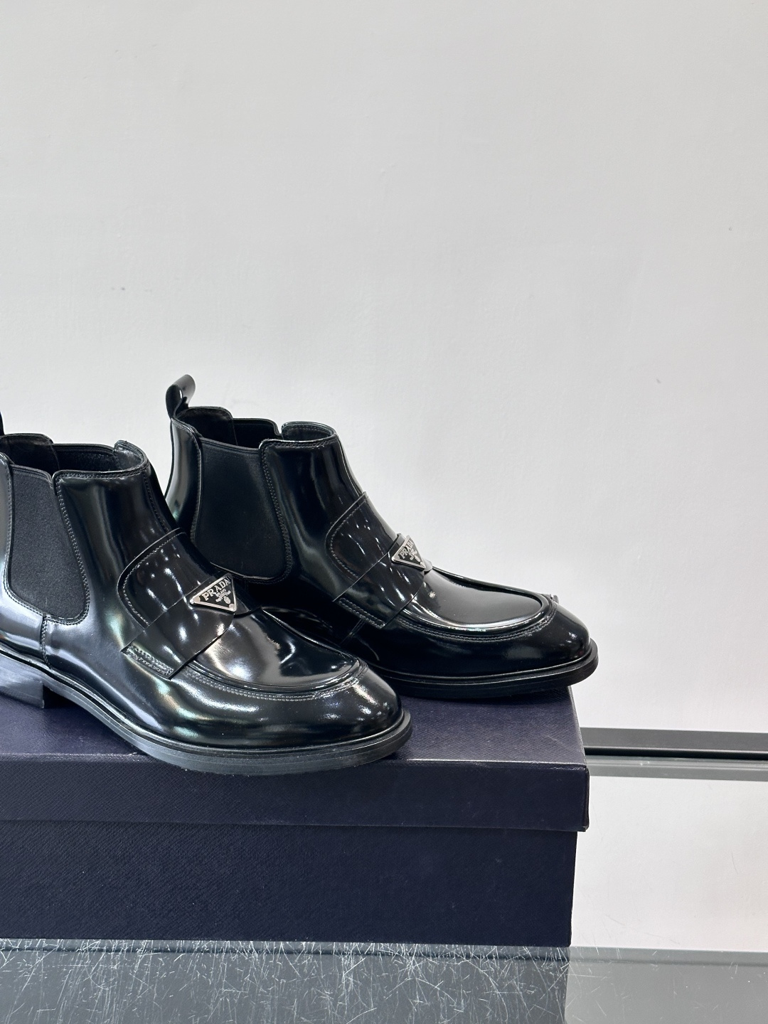 Prada男士切尔西靴，选用高品质真皮，漆皮质感超有光泽感 。方头设计+侧边松紧带，穿脱方便又贴合脚型。