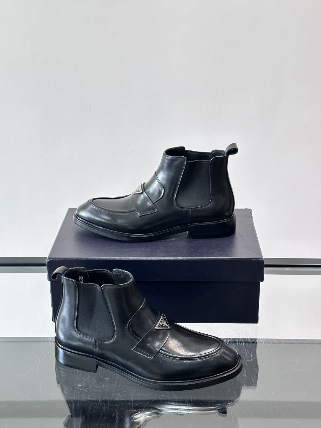 Prada男士切尔西靴，选用高品质真皮，漆皮质感超有光泽感 。方头设计+侧边松紧带，穿脱方便又贴合脚型。