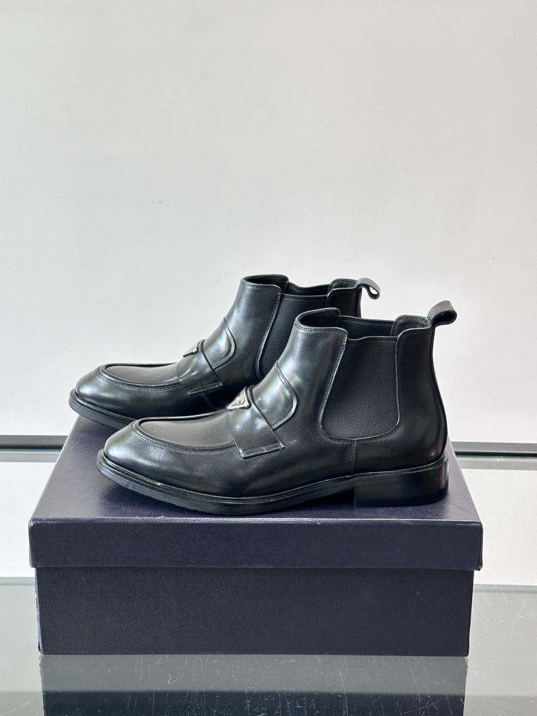 Prada男士切尔西靴，选用高品质真皮，漆皮质感超有光泽感 。方头设计+侧边松紧带，穿脱方便又贴合脚型。