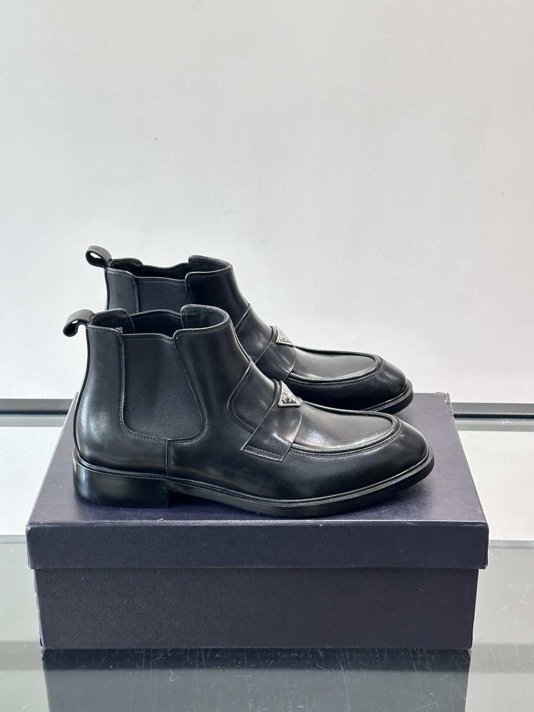 Prada男士切尔西靴，选用高品质真皮，漆皮质感超有光泽感 。方头设计+侧边松紧带，穿脱方便又贴合脚型。