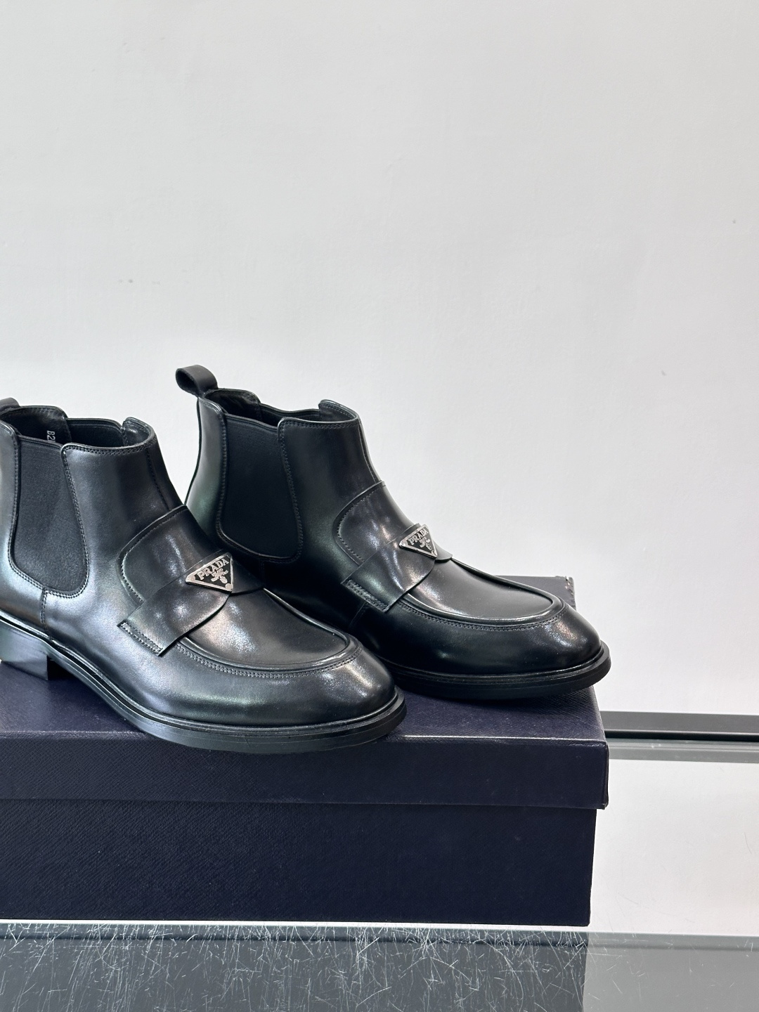 Prada男士切尔西靴，选用高品质真皮，漆皮质感超有光泽感 。方头设计+侧边松紧带，穿脱方便又贴合脚型。