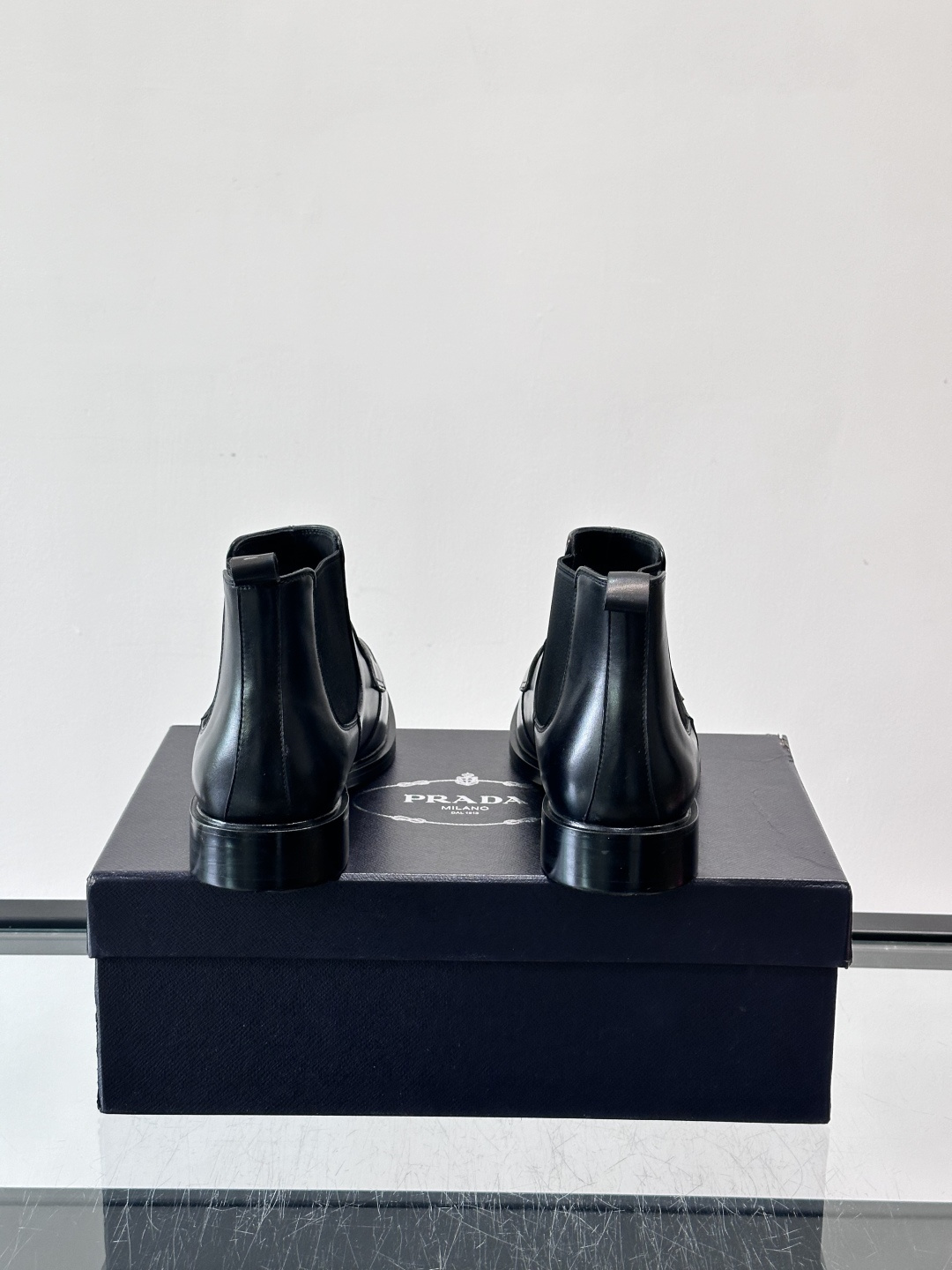 Prada男士切尔西靴，选用高品质真皮，漆皮质感超有光泽感 。方头设计+侧边松紧带，穿脱方便又贴合脚型。