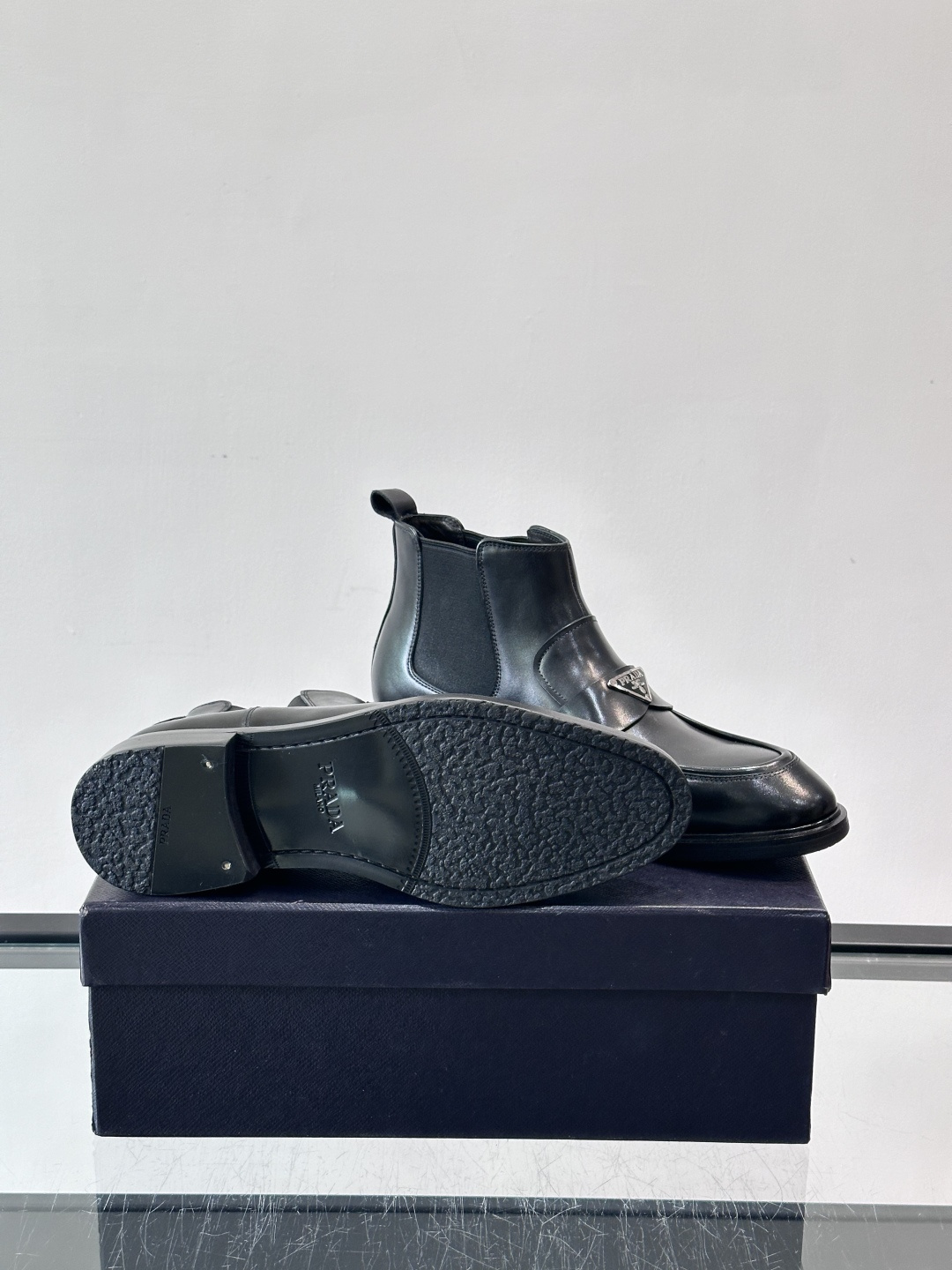 Prada男士切尔西靴，选用高品质真皮，漆皮质感超有光泽感 。方头设计+侧边松紧带，穿脱方便又贴合脚型。