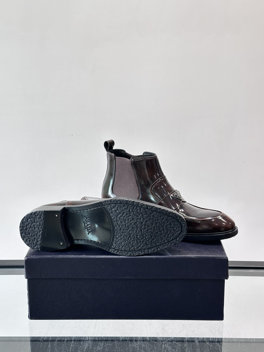 Prada男士切尔西靴，选用高品质真皮，漆皮质感超有光泽感 。方头设计+侧边松紧带，穿脱方便又贴合脚型。