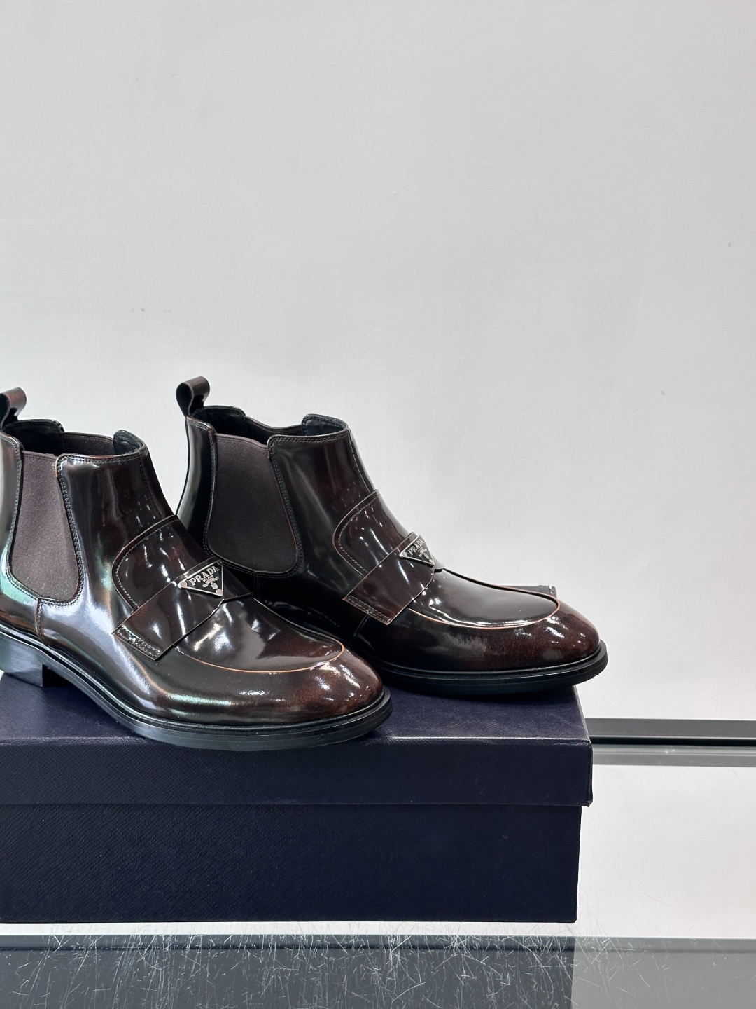 Prada男士切尔西靴，选用高品质真皮，漆皮质感超有光泽感 。方头设计+侧边松紧带，穿脱方便又贴合脚型。