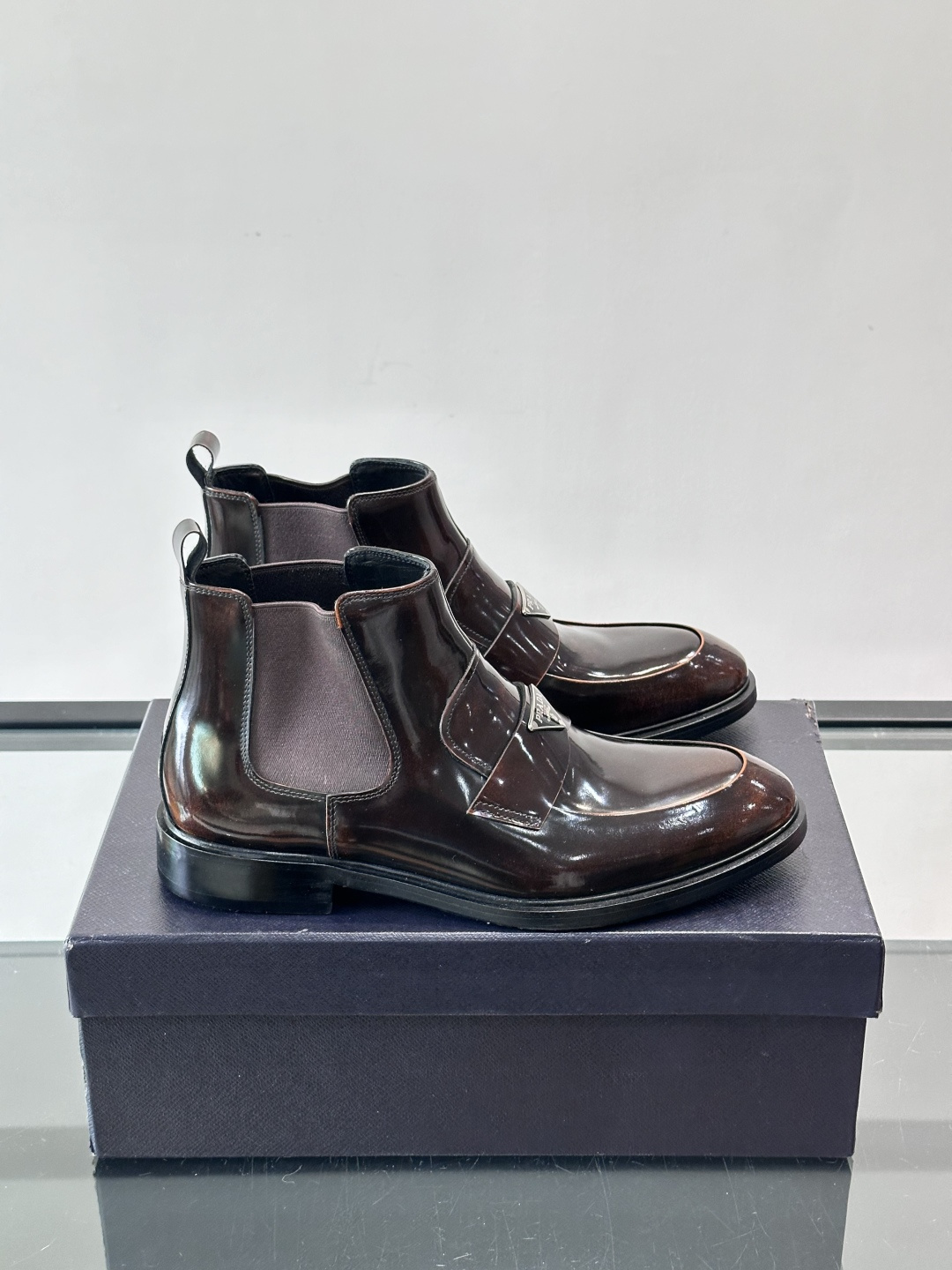 Prada男士切尔西靴，选用高品质真皮，漆皮质感超有光泽感 。方头设计+侧边松紧带，穿脱方便又贴合脚型。