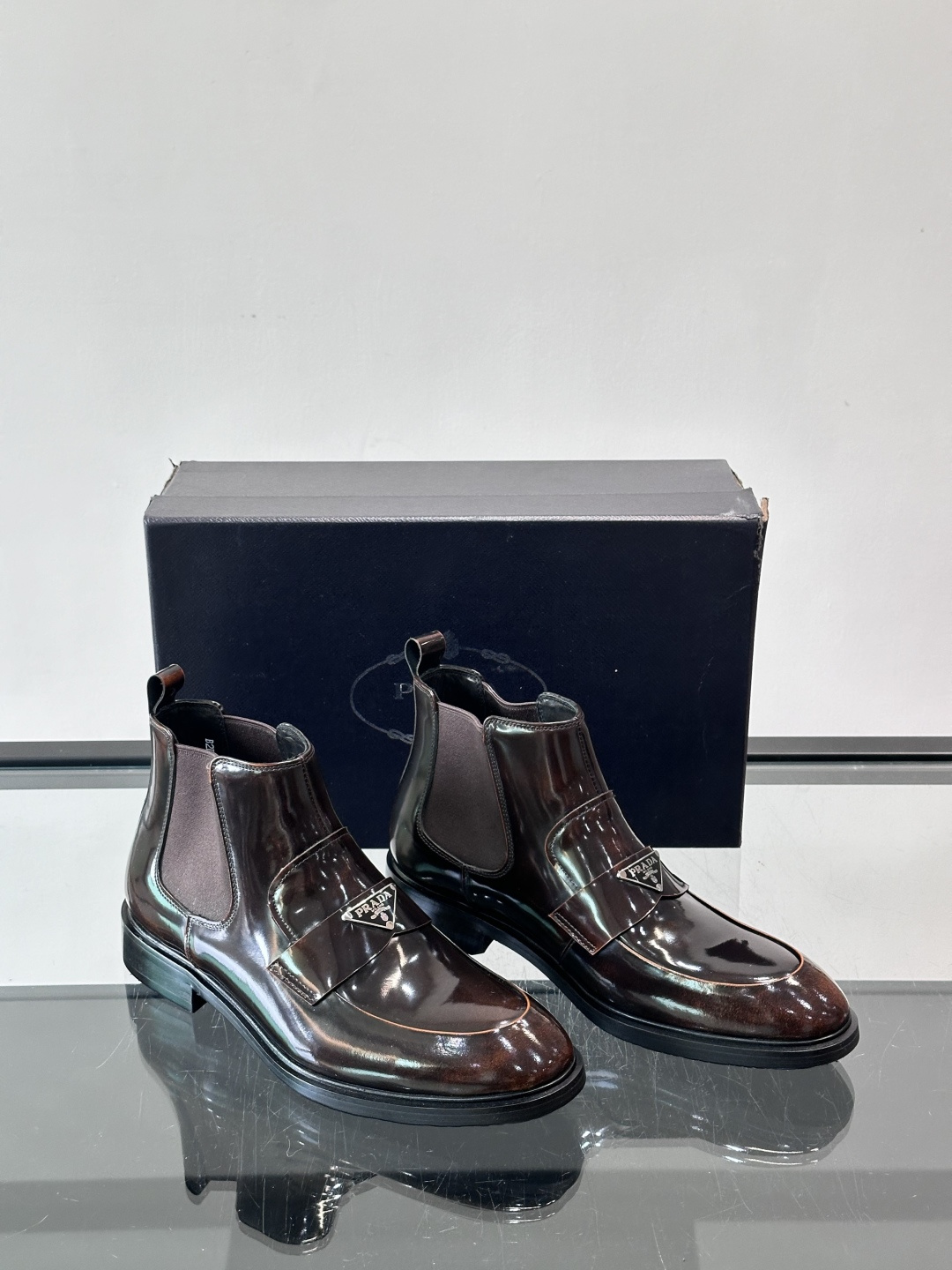 Prada男士切尔西靴，选用高品质真皮，漆皮质感超有光泽感 。方头设计+侧边松紧带，穿脱方便又贴合脚型。