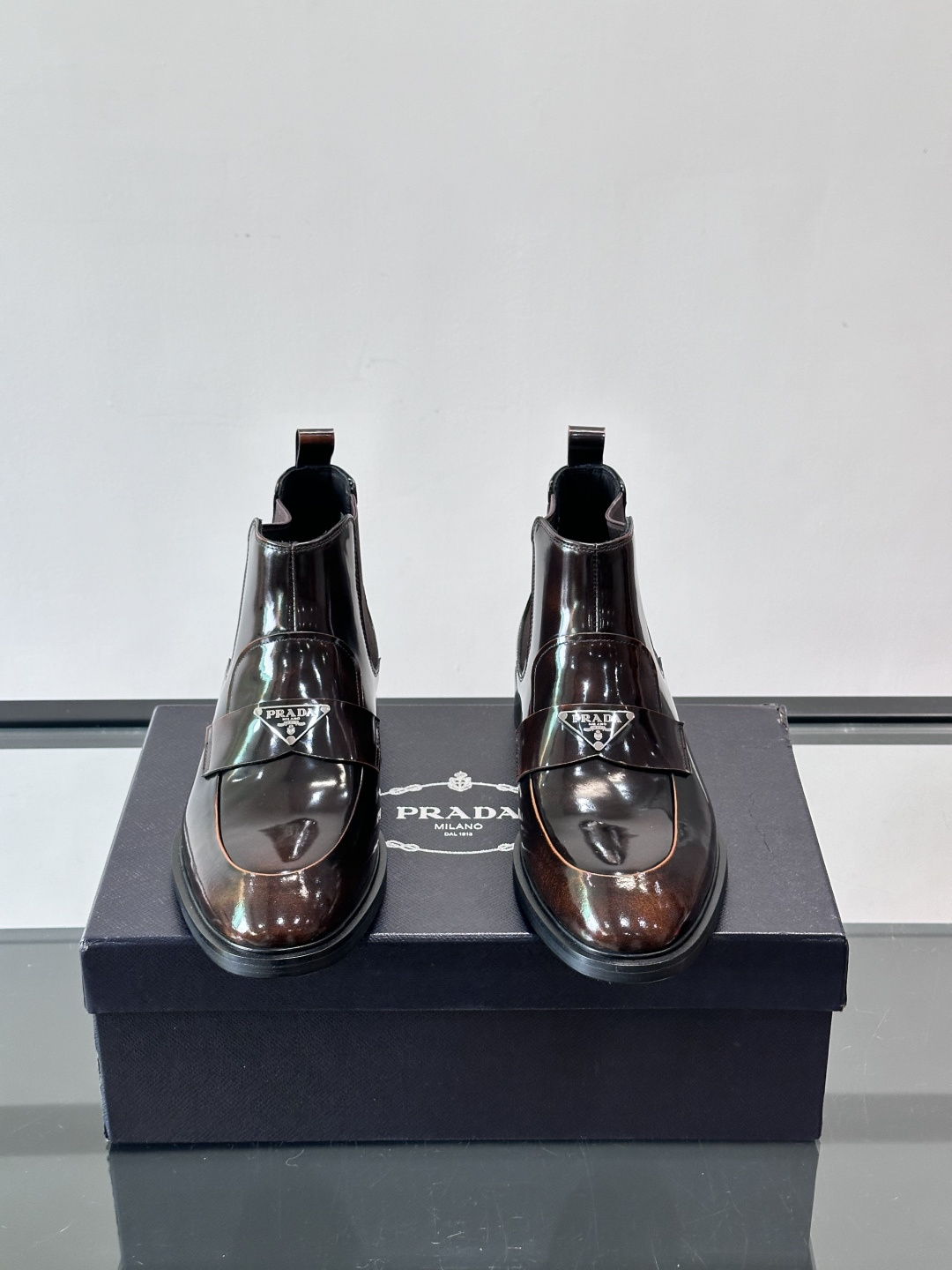 Prada男士切尔西靴，选用高品质真皮，漆皮质感超有光泽感 。方头设计+侧边松紧带，穿脱方便又贴合脚型。