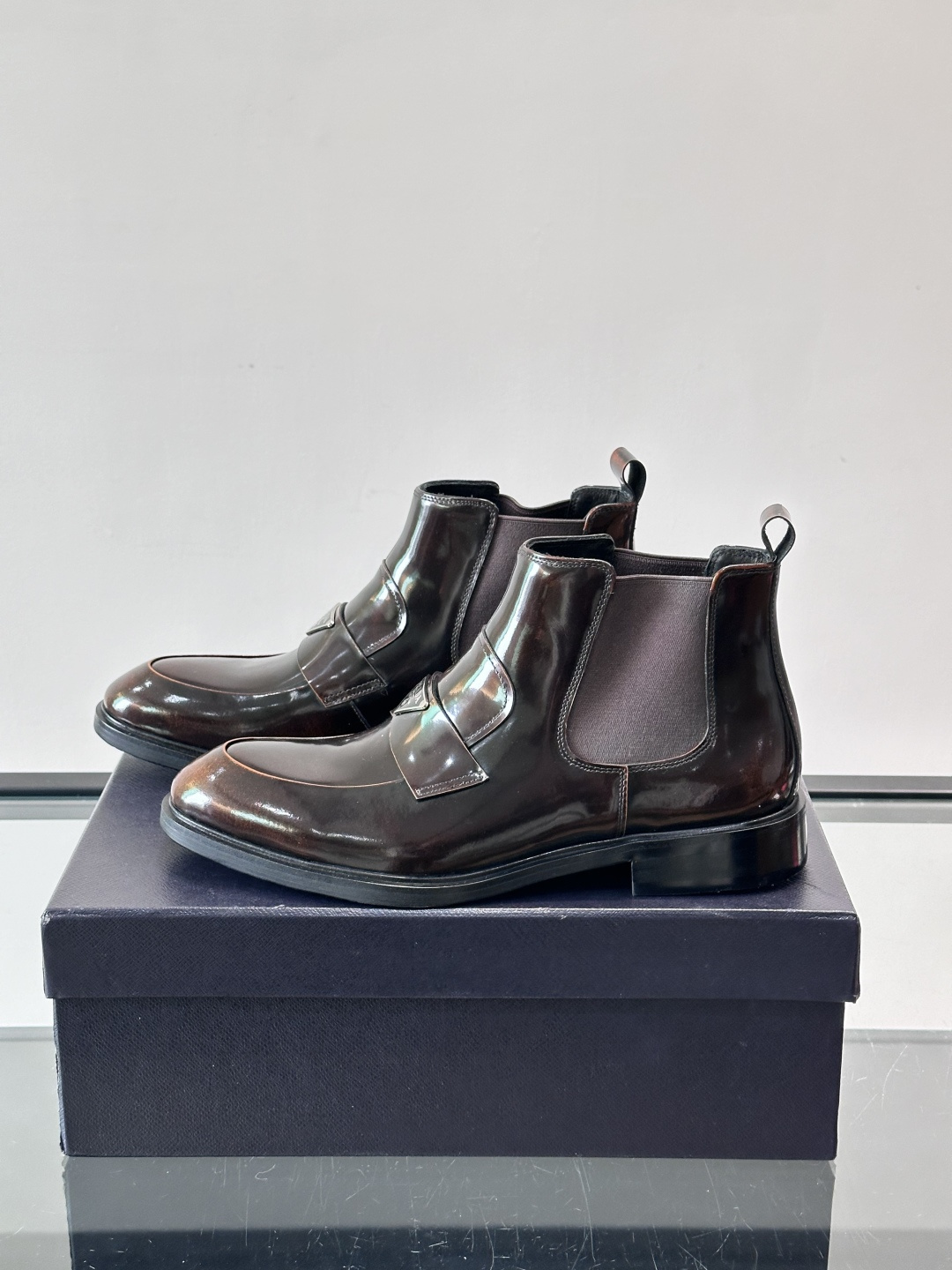 Prada男士切尔西靴，选用高品质真皮，漆皮质感超有光泽感 。方头设计+侧边松紧带，穿脱方便又贴合脚型。