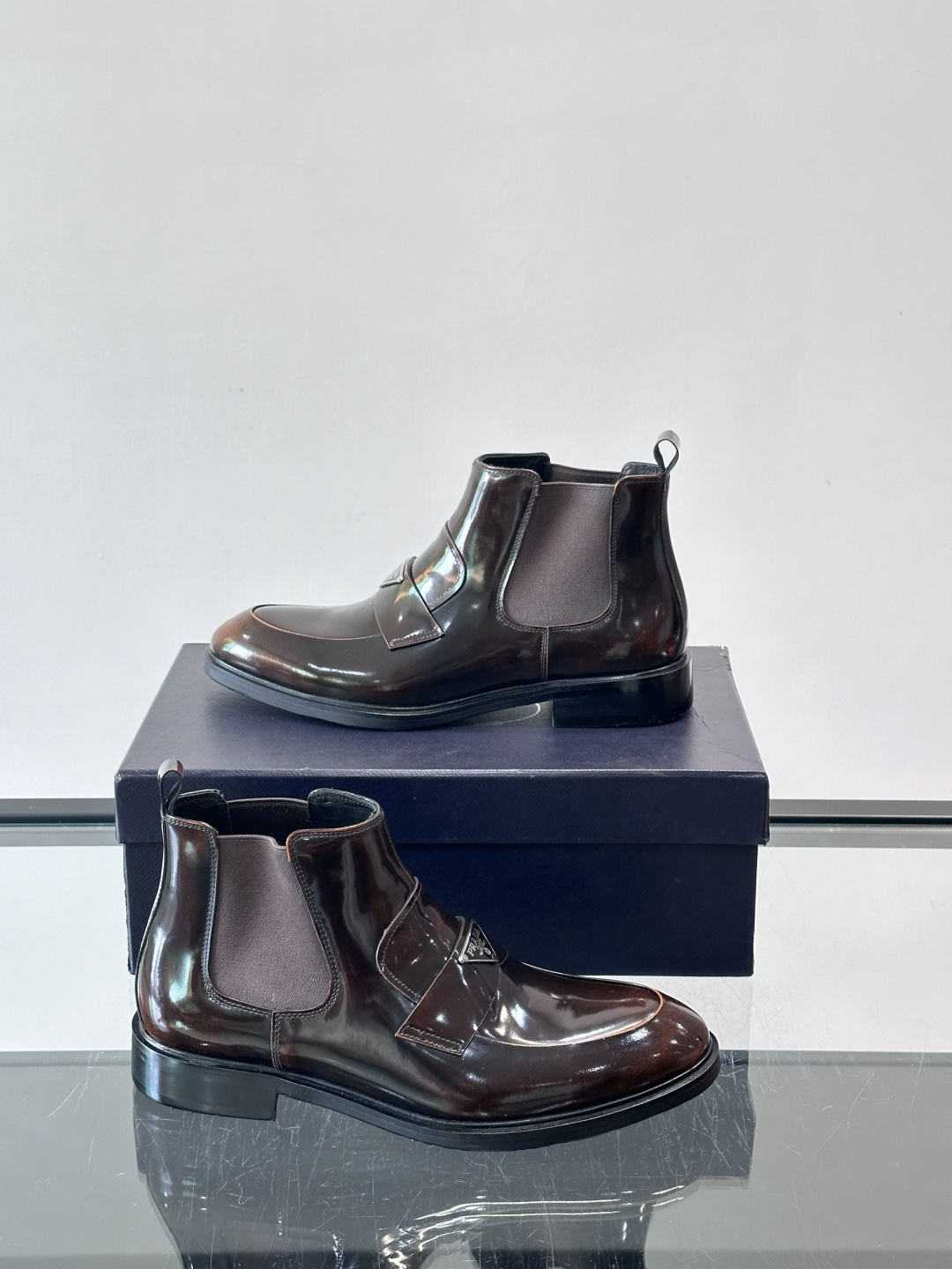 Prada男士切尔西靴，选用高品质真皮，漆皮质感超有光泽感 。方头设计+侧边松紧带，穿脱方便又贴合脚型。