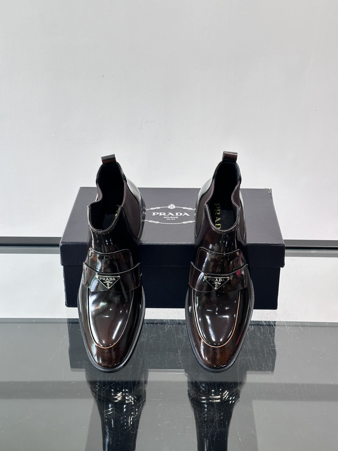 Prada男士切尔西靴，选用高品质真皮，漆皮质感超有光泽感 。方头设计+侧边松紧带，穿脱方便又贴合脚型。