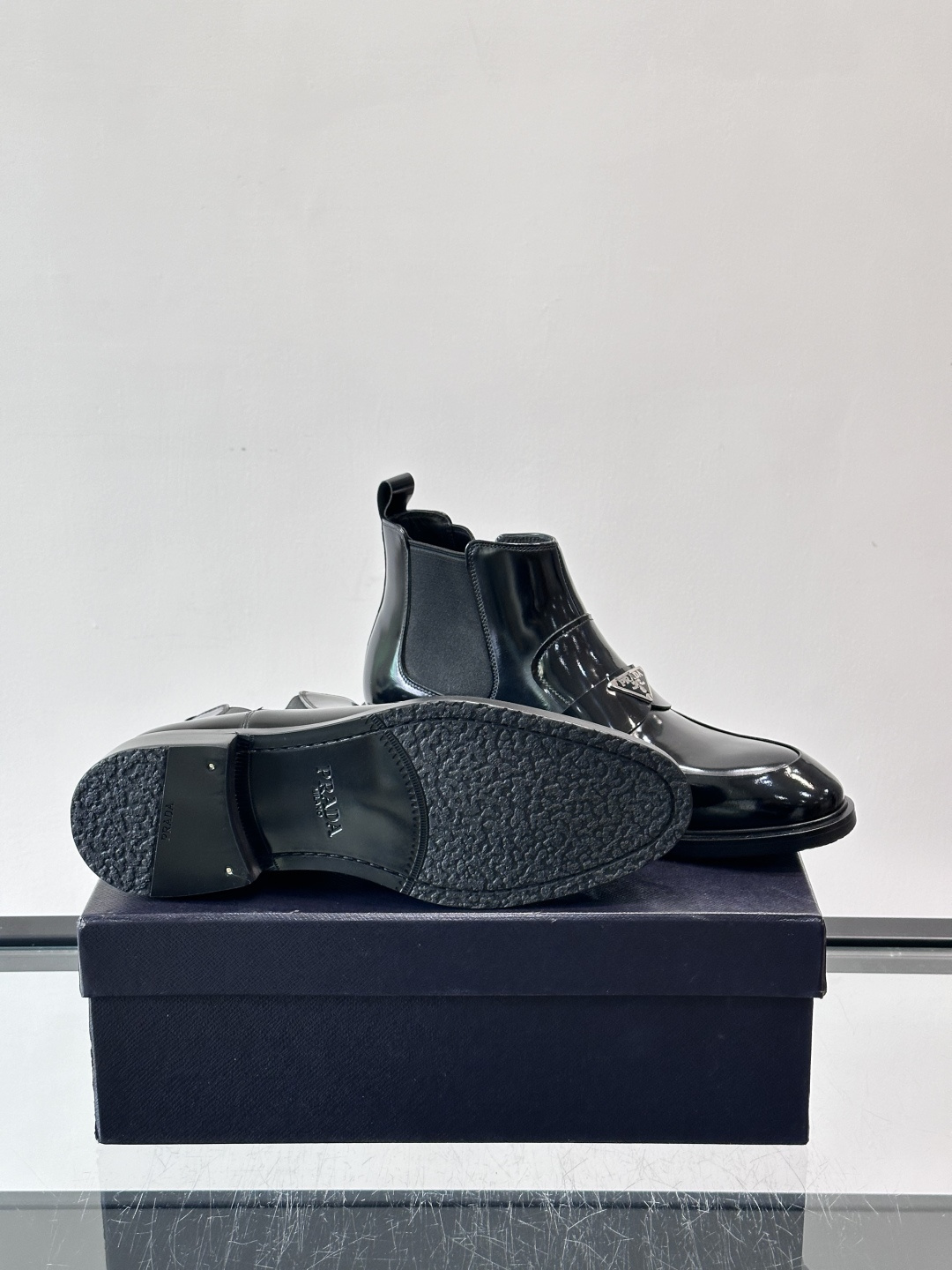 Prada男士切尔西靴，选用高品质真皮，漆皮质感超有光泽感 。方头设计+侧边松紧带，穿脱方便又贴合脚型。