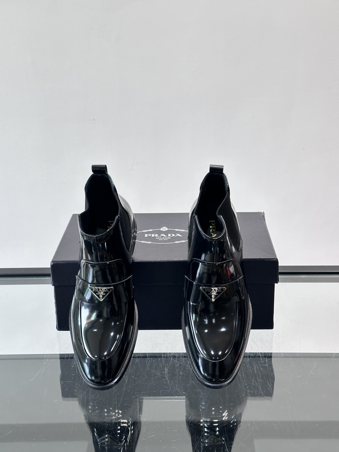 Prada男士切尔西靴，选用高品质真皮，漆皮质感超有光泽感 。方头设计+侧边松紧带，穿脱方便又贴合脚型。