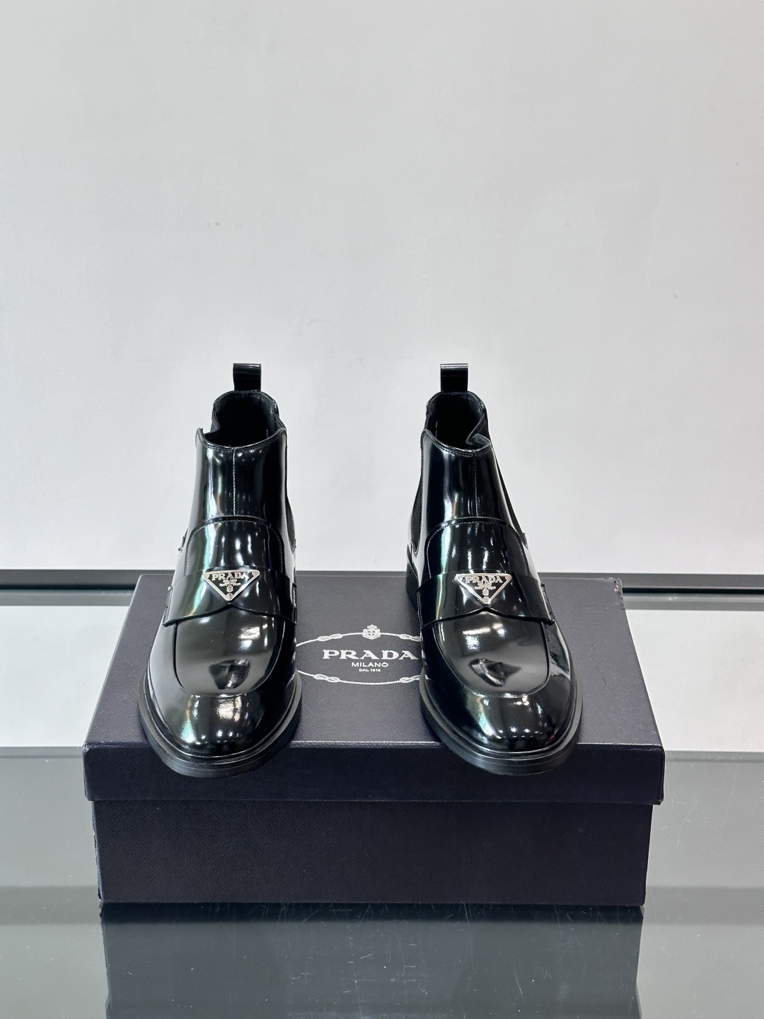 Prada男士切尔西靴，选用高品质真皮，漆皮质感超有光泽感 。方头设计+侧边松紧带，穿脱方便又贴合脚型。