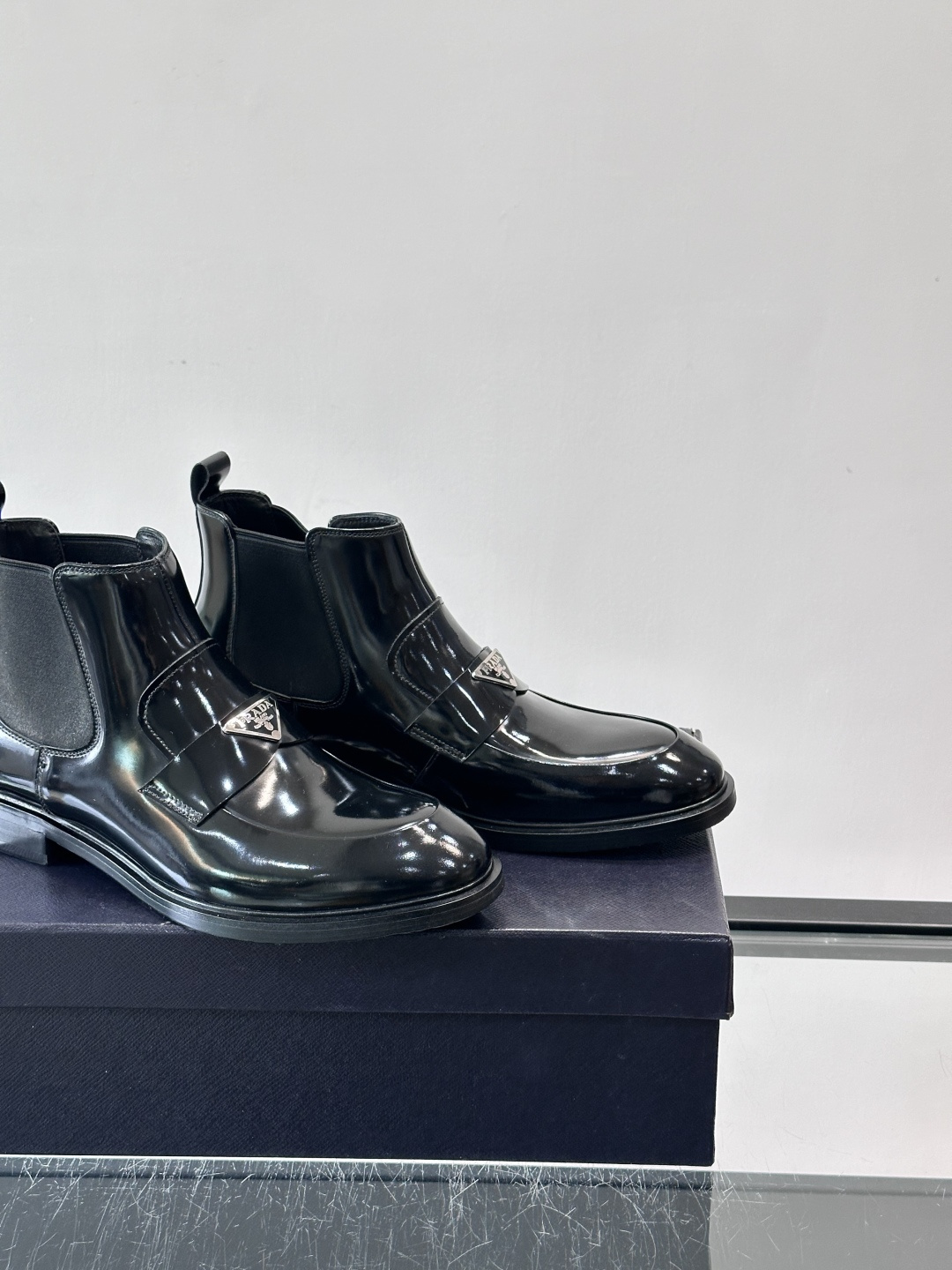 Prada男士切尔西靴，选用高品质真皮，漆皮质感超有光泽感 。方头设计+侧边松紧带，穿脱方便又贴合脚型。