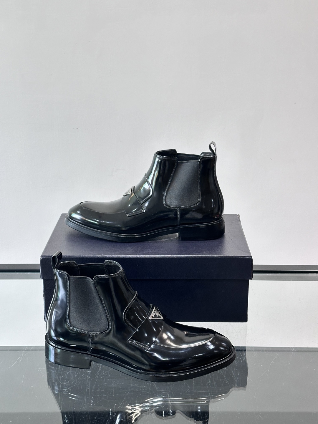 Prada男士切尔西靴，选用高品质真皮，漆皮质感超有光泽感 。方头设计+侧边松紧带，穿脱方便又贴合脚型。