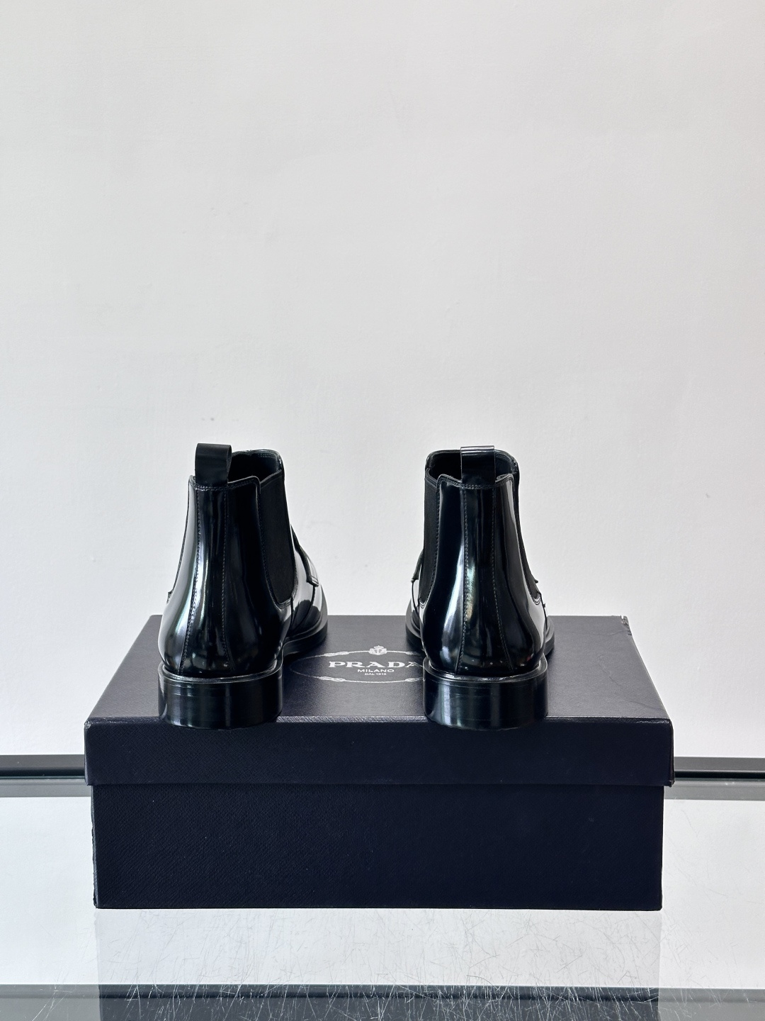 Prada男士切尔西靴，选用高品质真皮，漆皮质感超有光泽感 。方头设计+侧边松紧带，穿脱方便又贴合脚型。