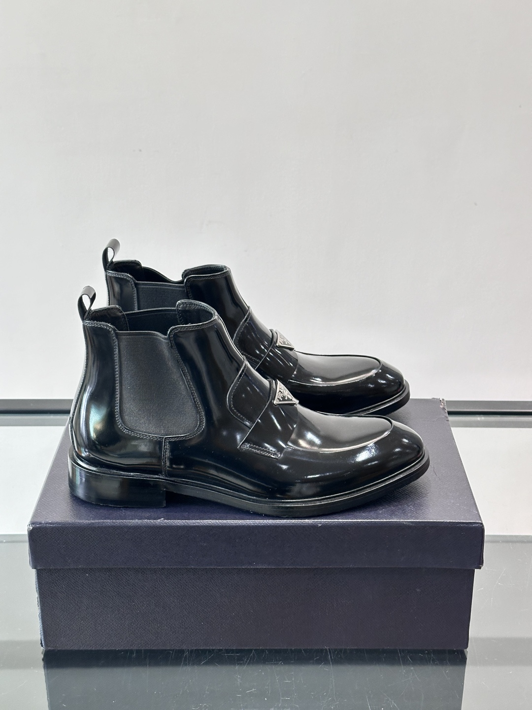 Prada男士切尔西靴，选用高品质真皮，漆皮质感超有光泽感 。方头设计+侧边松紧带，穿脱方便又贴合脚型。