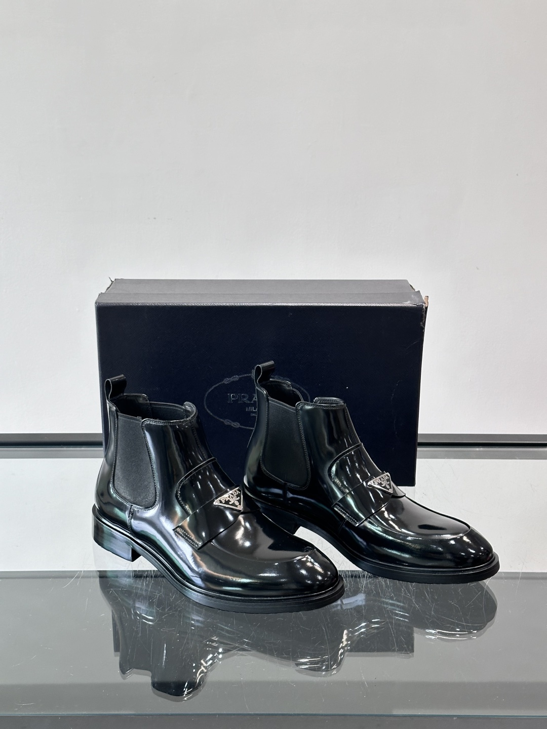 Prada男士切尔西靴，选用高品质真皮，漆皮质感超有光泽感 。方头设计+侧边松紧带，穿脱方便又贴合脚型。