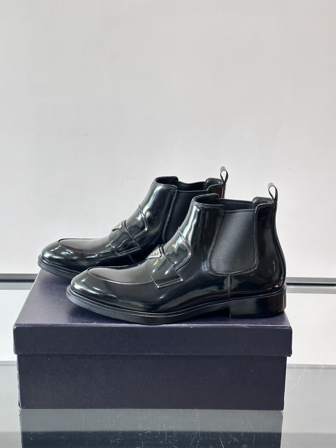 Prada男士切尔西靴，选用高品质真皮，漆皮质感超有光泽感 。方头设计+侧边松紧带，穿脱方便又贴合脚型。