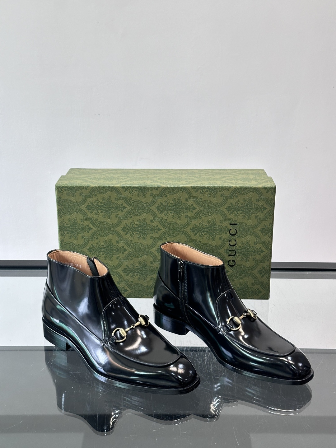 Gucci男士切尔西短靴，亮面皮革+金属装饰扣，品牌辨识度超高！经典切尔西靴型，弹性侧边设计，穿脱超方便