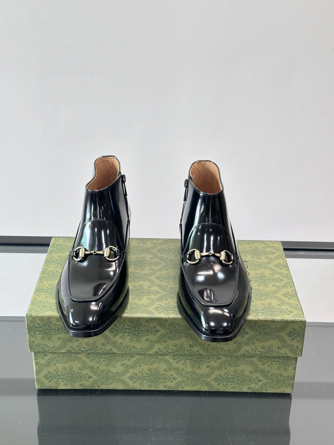 Gucci男士切尔西短靴，亮面皮革+金属装饰扣，品牌辨识度超高！经典切尔西靴型，弹性侧边设计，穿脱超方便