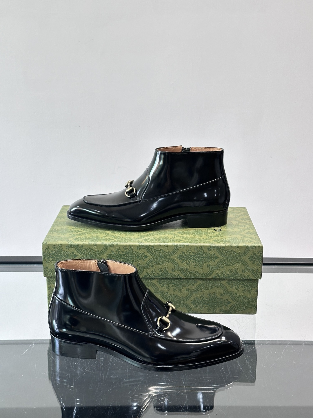 Gucci男士切尔西短靴，亮面皮革+金属装饰扣，品牌辨识度超高！经典切尔西靴型，弹性侧边设计，穿脱超方便