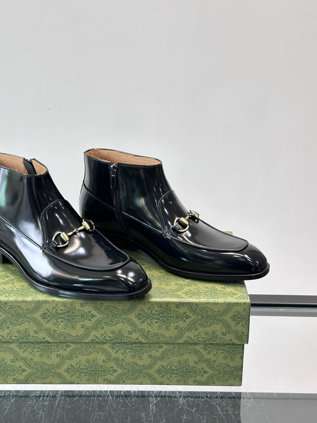 Gucci男士切尔西短靴，亮面皮革+金属装饰扣，品牌辨识度超高！经典切尔西靴型，弹性侧边设计，穿脱超方便