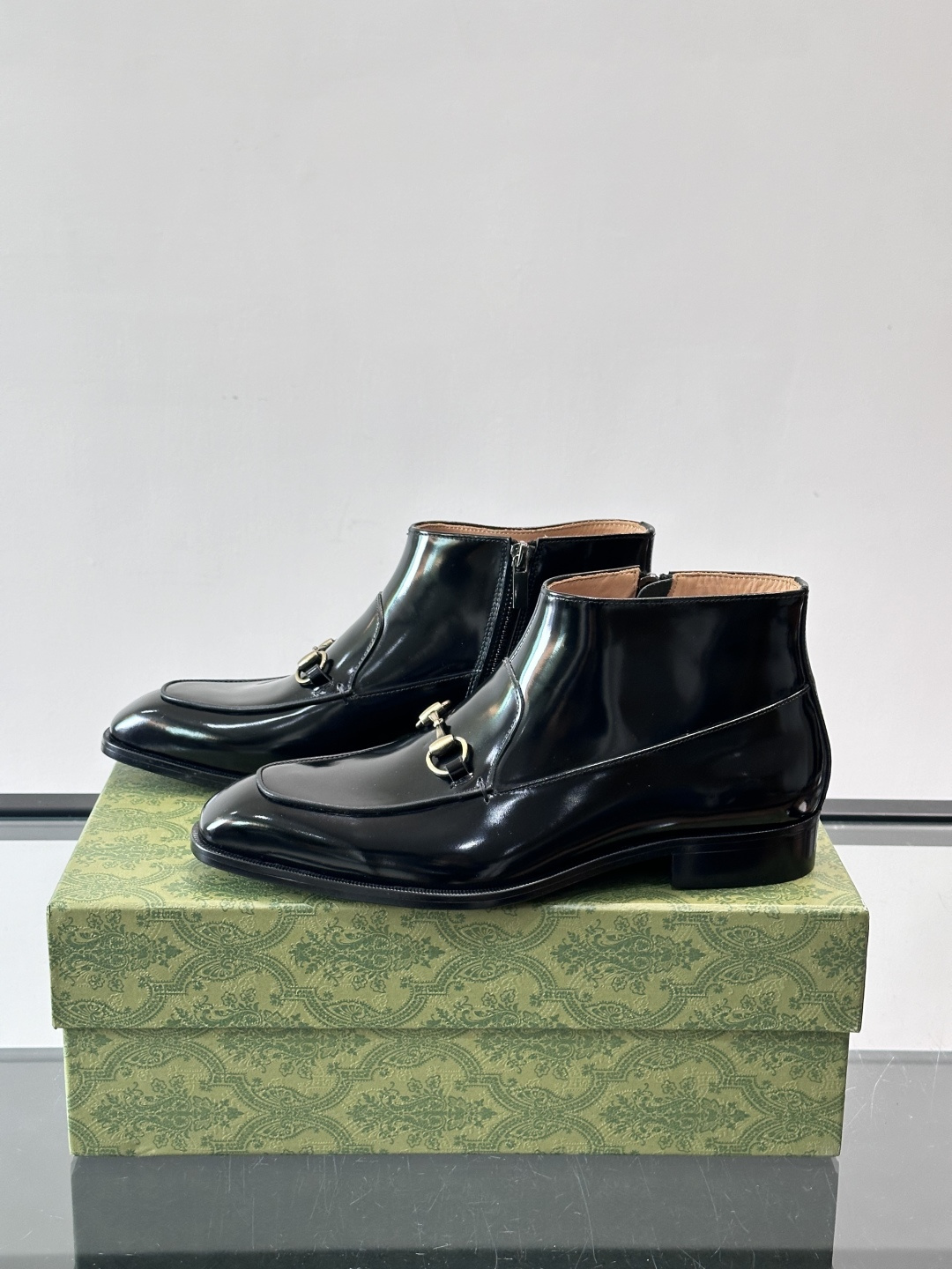 Gucci男士切尔西短靴，亮面皮革+金属装饰扣，品牌辨识度超高！经典切尔西靴型，弹性侧边设计，穿脱超方便