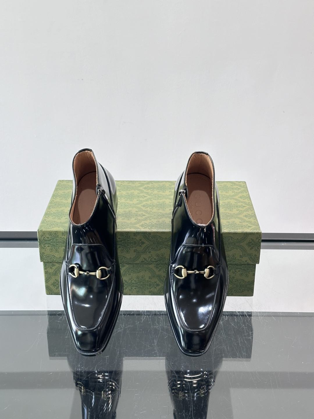 Gucci男士切尔西短靴，亮面皮革+金属装饰扣，品牌辨识度超高！经典切尔西靴型，弹性侧边设计，穿脱超方便