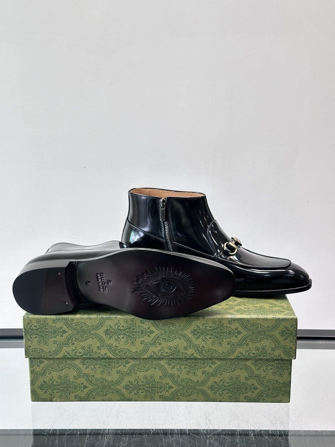 Gucci男士切尔西短靴，亮面皮革+金属装饰扣，品牌辨识度超高！经典切尔西靴型，弹性侧边设计，穿脱超方便