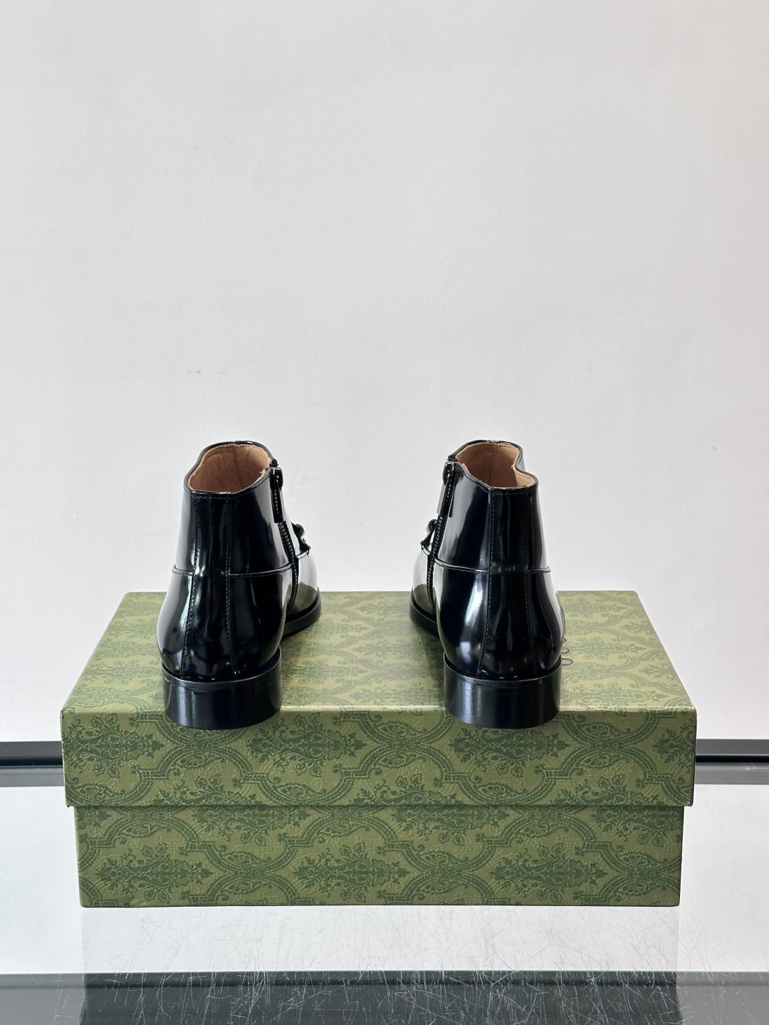 Gucci男士切尔西短靴，亮面皮革+金属装饰扣，品牌辨识度超高！经典切尔西靴型，弹性侧边设计，穿脱超方便