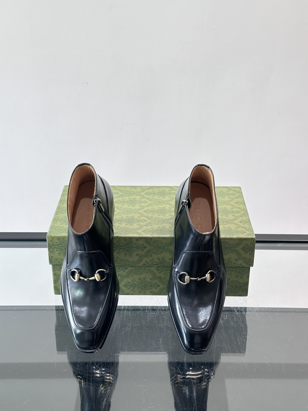 Gucci男士切尔西短靴，亮面皮革+金属装饰扣，品牌辨识度超高！经典切尔西靴型，弹性侧边设计，穿脱超方便