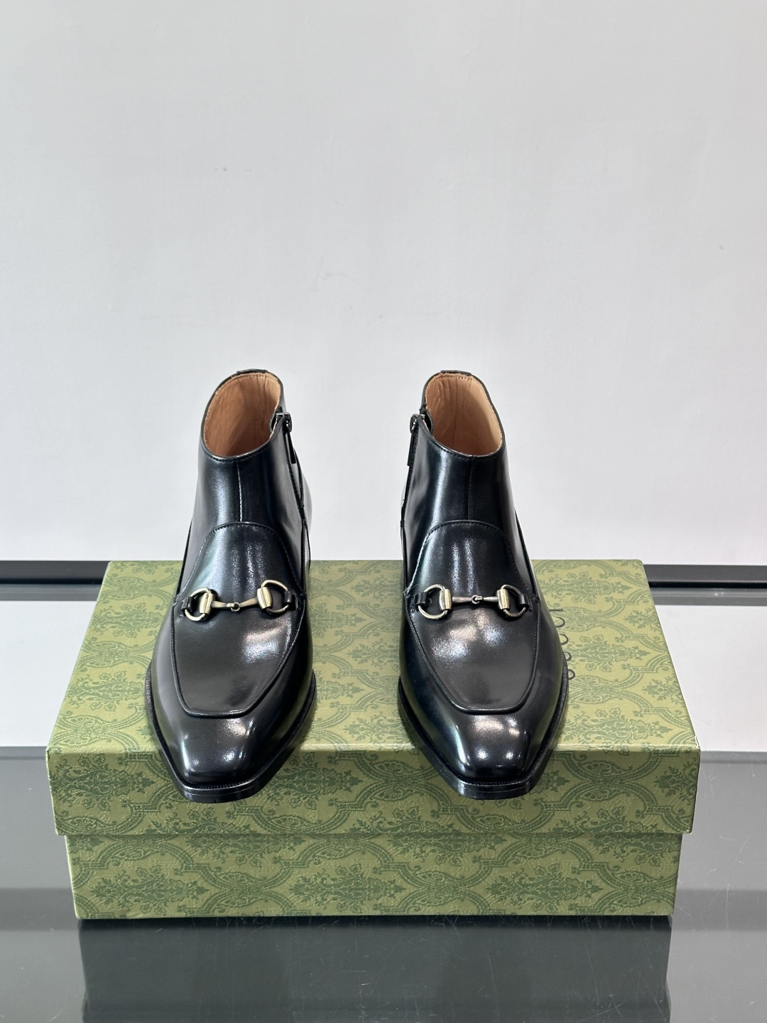 Gucci男士切尔西短靴，亮面皮革+金属装饰扣，品牌辨识度超高！经典切尔西靴型，弹性侧边设计，穿脱超方便