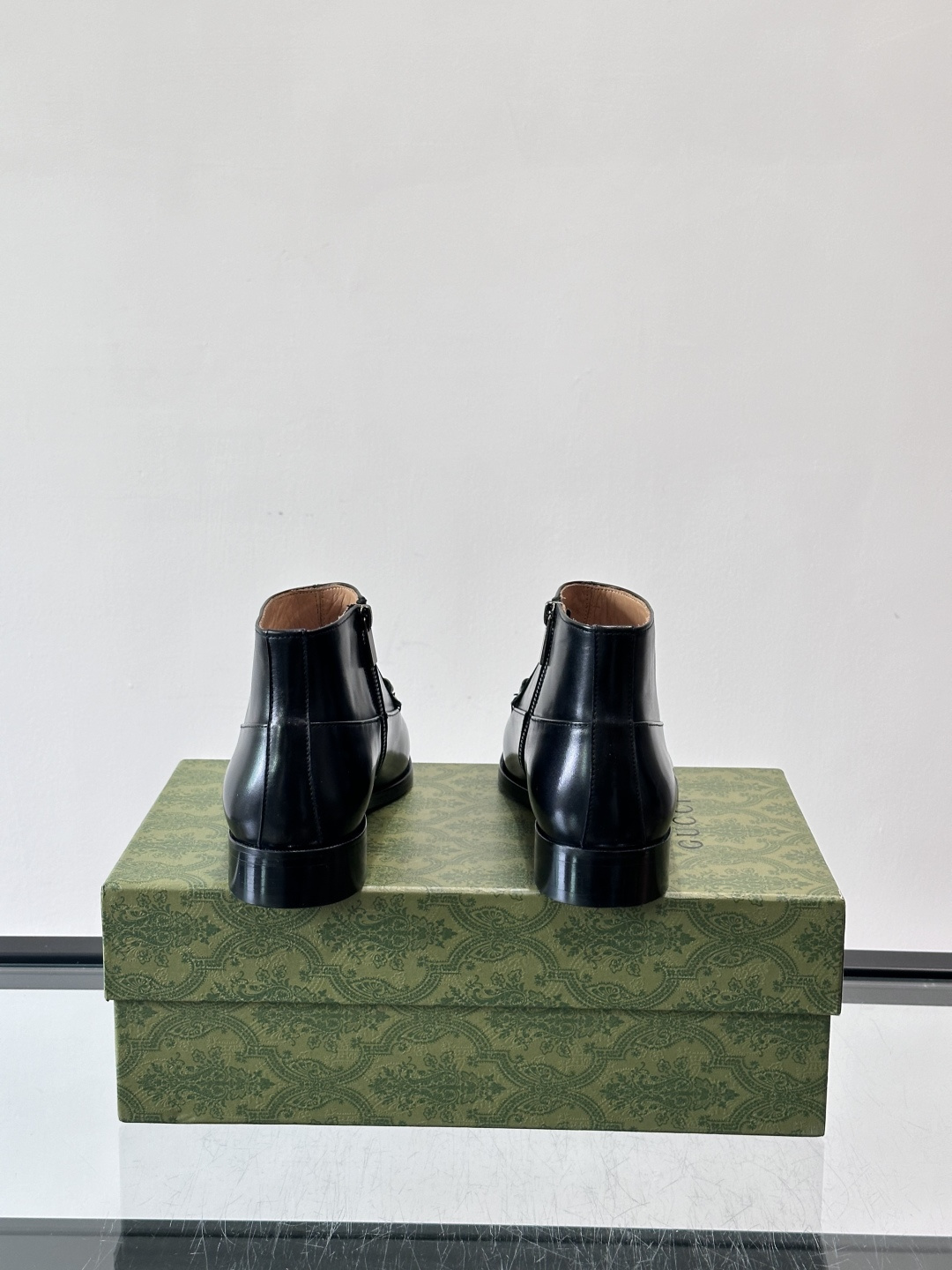 Gucci男士切尔西短靴，亮面皮革+金属装饰扣，品牌辨识度超高！经典切尔西靴型，弹性侧边设计，穿脱超方便