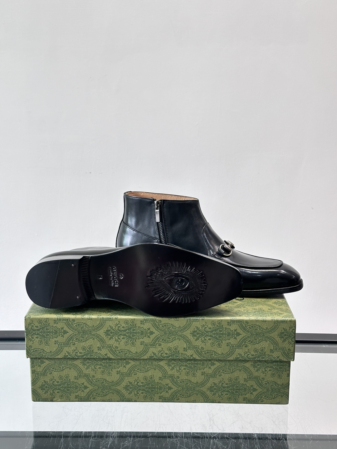 Gucci男士切尔西短靴，亮面皮革+金属装饰扣，品牌辨识度超高！经典切尔西靴型，弹性侧边设计，穿脱超方便