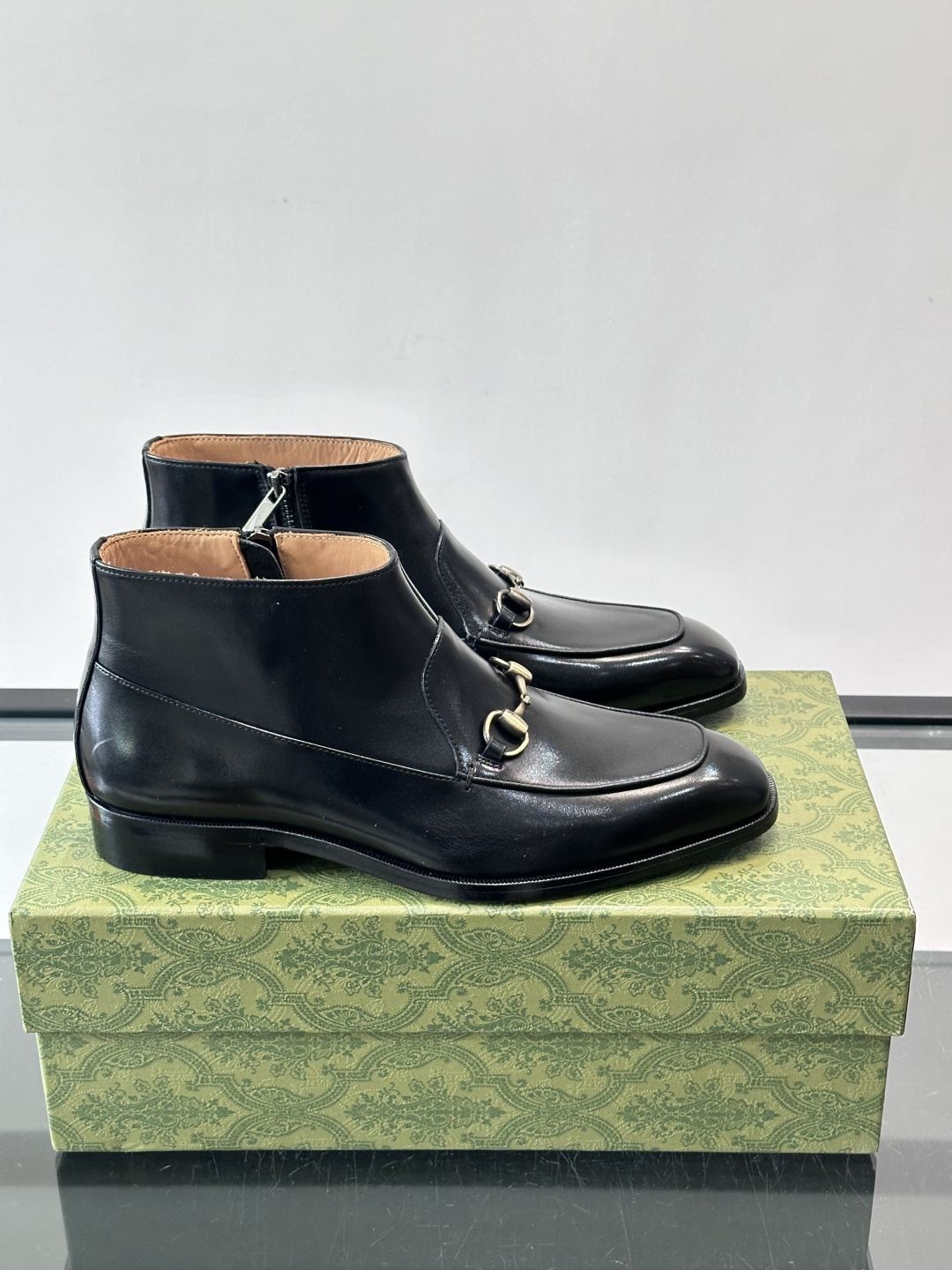 Gucci男士切尔西短靴，亮面皮革+金属装饰扣，品牌辨识度超高！经典切尔西靴型，弹性侧边设计，穿脱超方便