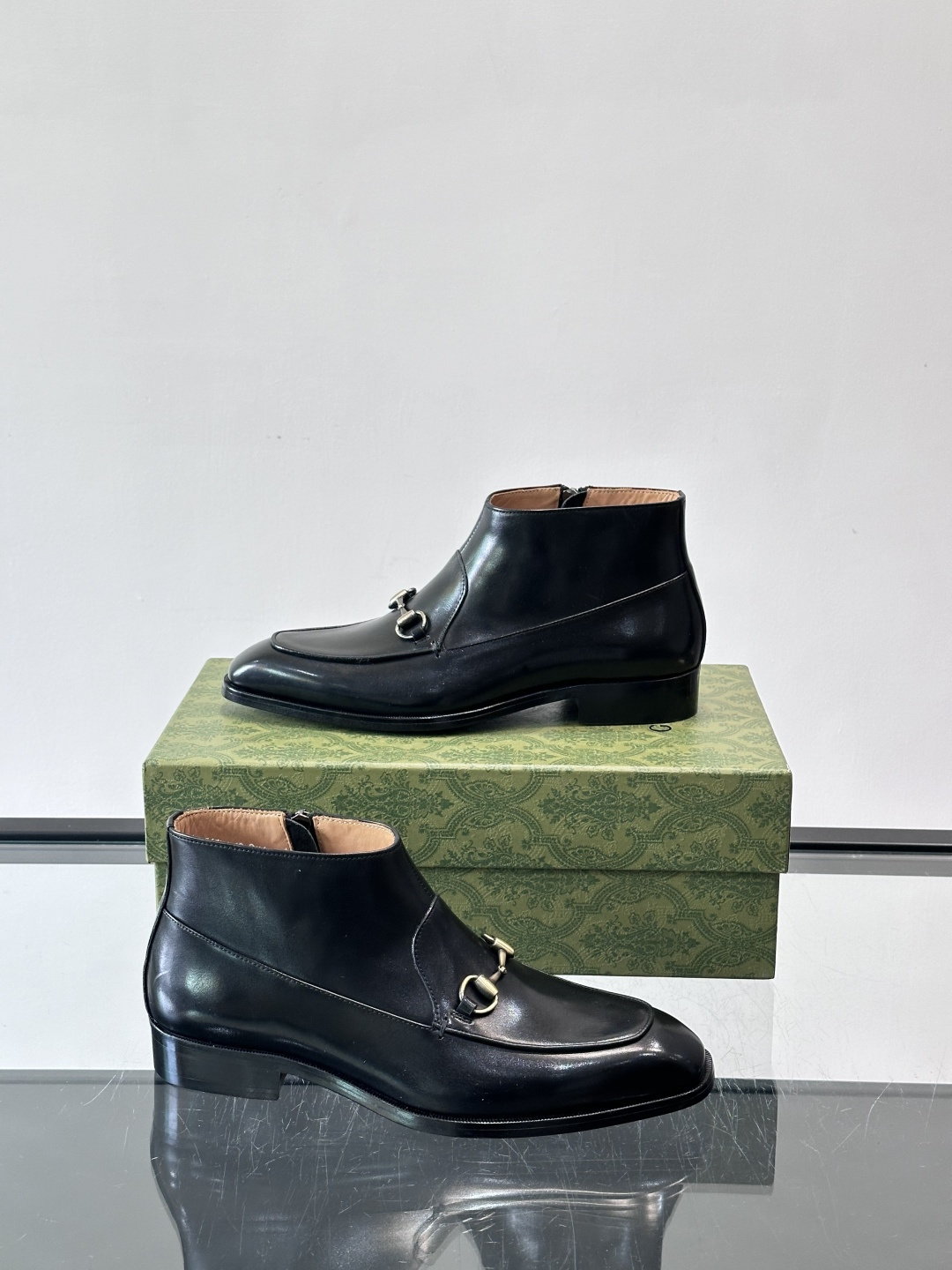 Gucci男士切尔西短靴，亮面皮革+金属装饰扣，品牌辨识度超高！经典切尔西靴型，弹性侧边设计，穿脱超方便