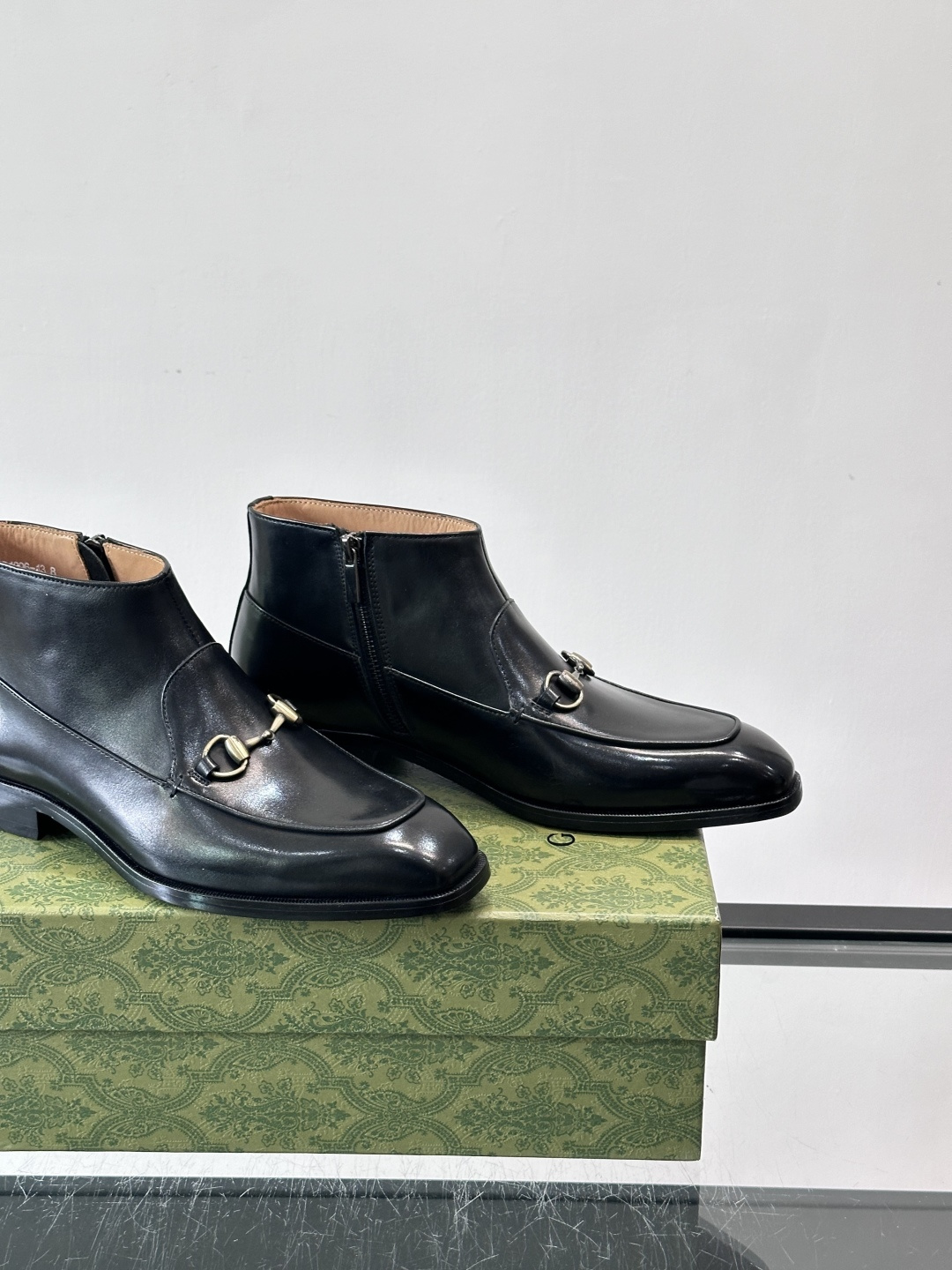 Gucci男士切尔西短靴，亮面皮革+金属装饰扣，品牌辨识度超高！经典切尔西靴型，弹性侧边设计，穿脱超方便