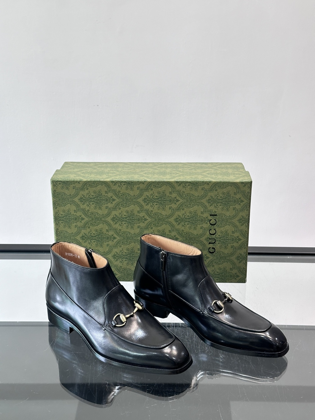 Gucci男士切尔西短靴，亮面皮革+金属装饰扣，品牌辨识度超高！经典切尔西靴型，弹性侧边设计，穿脱超方便