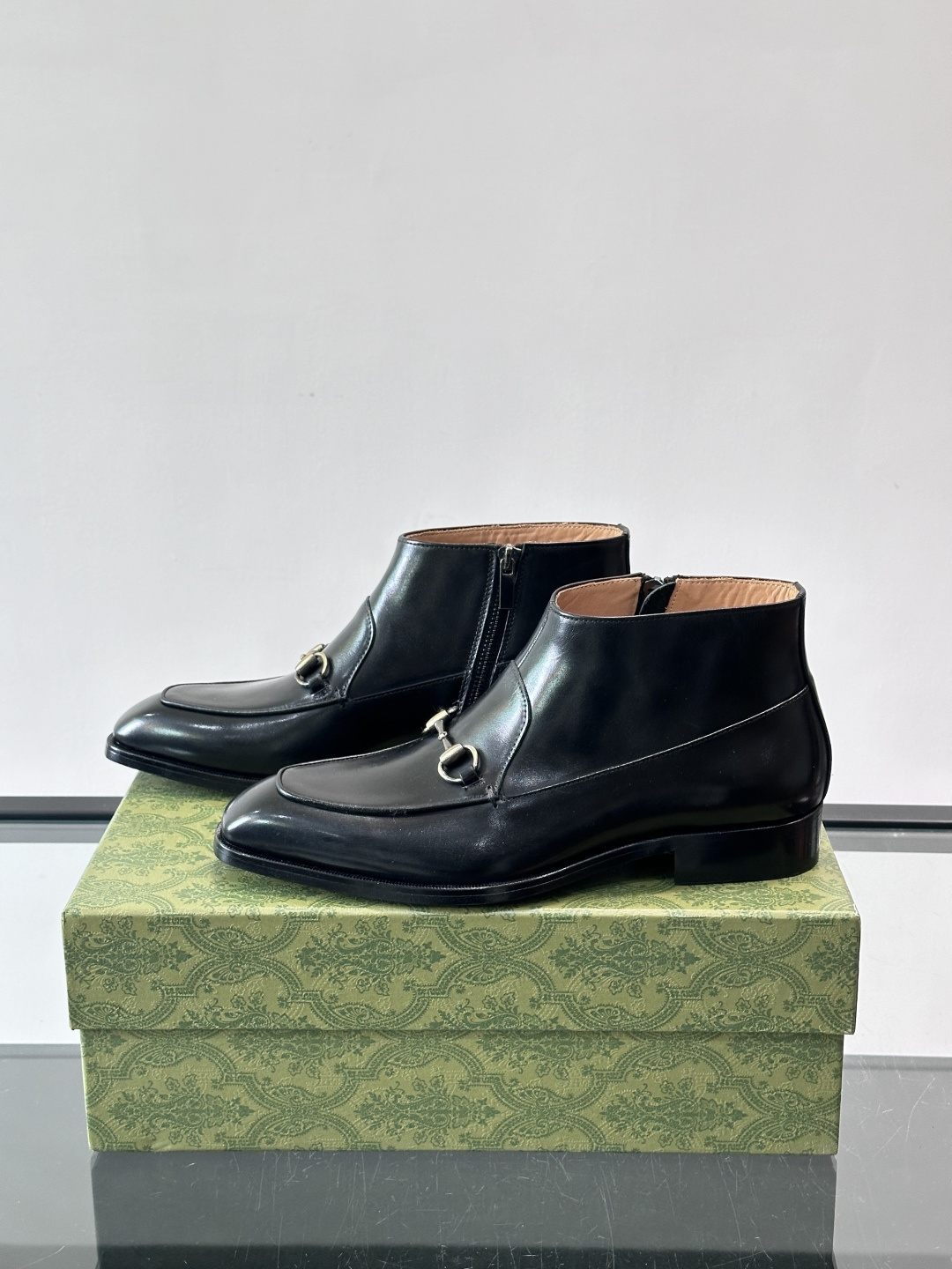 Gucci男士切尔西短靴，亮面皮革+金属装饰扣，品牌辨识度超高！经典切尔西靴型，弹性侧边设计，穿脱超方便