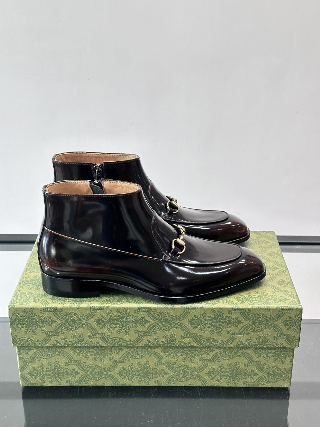 Gucci男士切尔西短靴，亮面皮革+金属装饰扣，品牌辨识度超高！经典切尔西靴型，弹性侧边设计，穿脱超方便